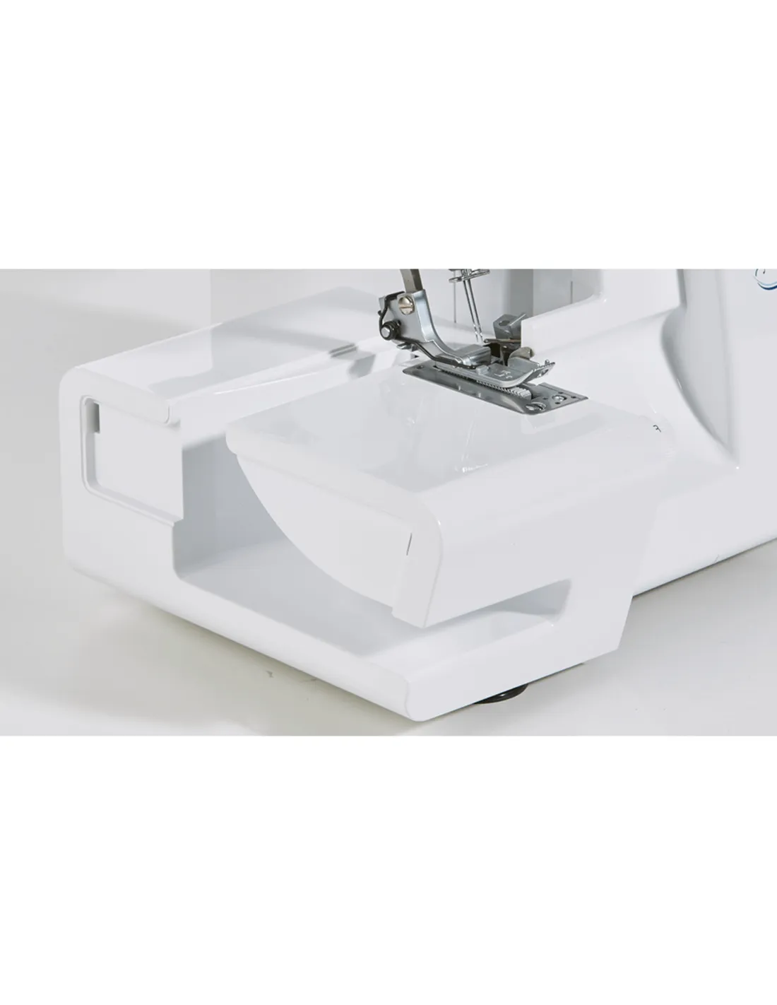 Close-up van een witte naaimachine met metalen persvoetjes en een opbergvak.