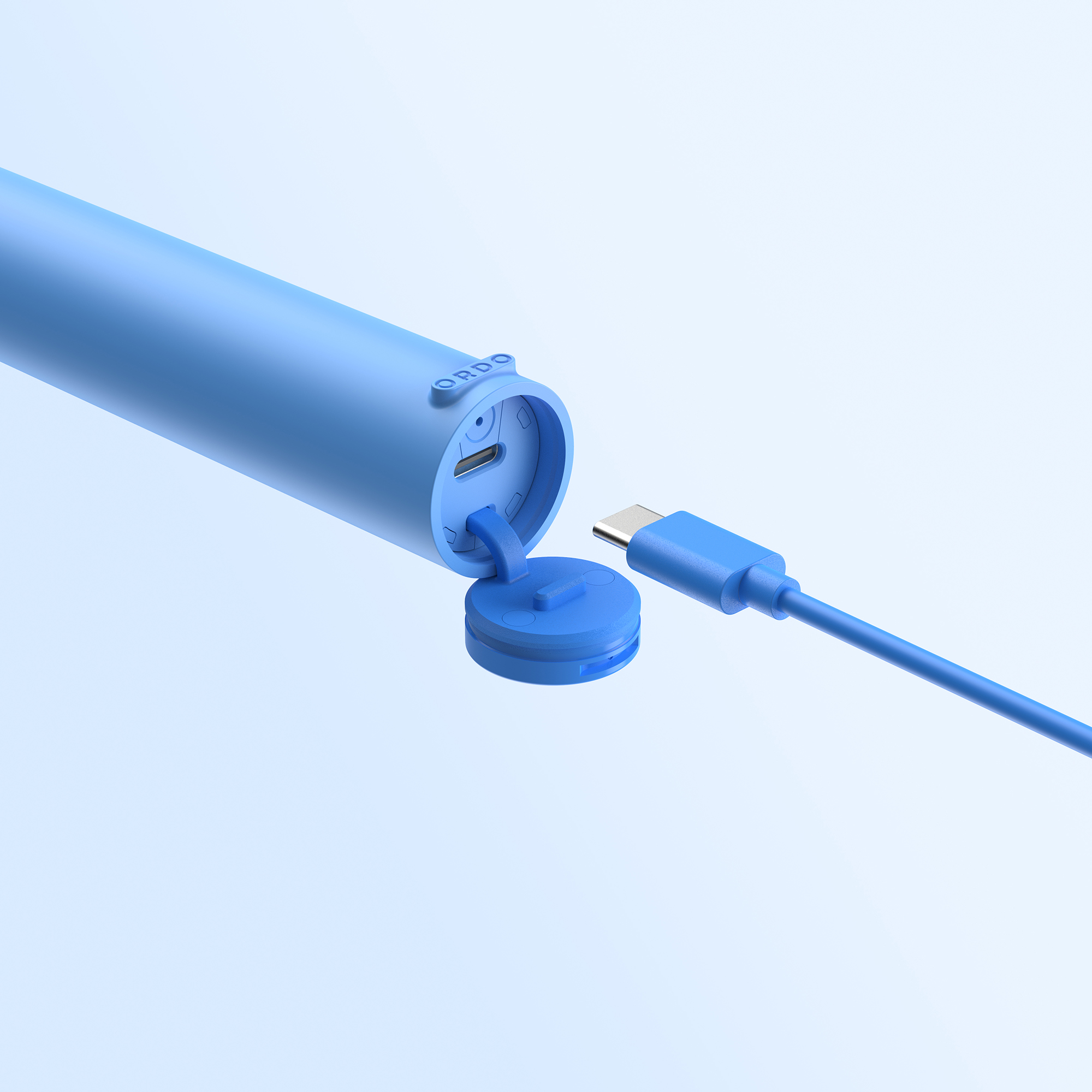 Un dispositivo cilíndrico azul con una tapa de puerto de carga abierta y un cable USB-C al lado sobre fondo azul.