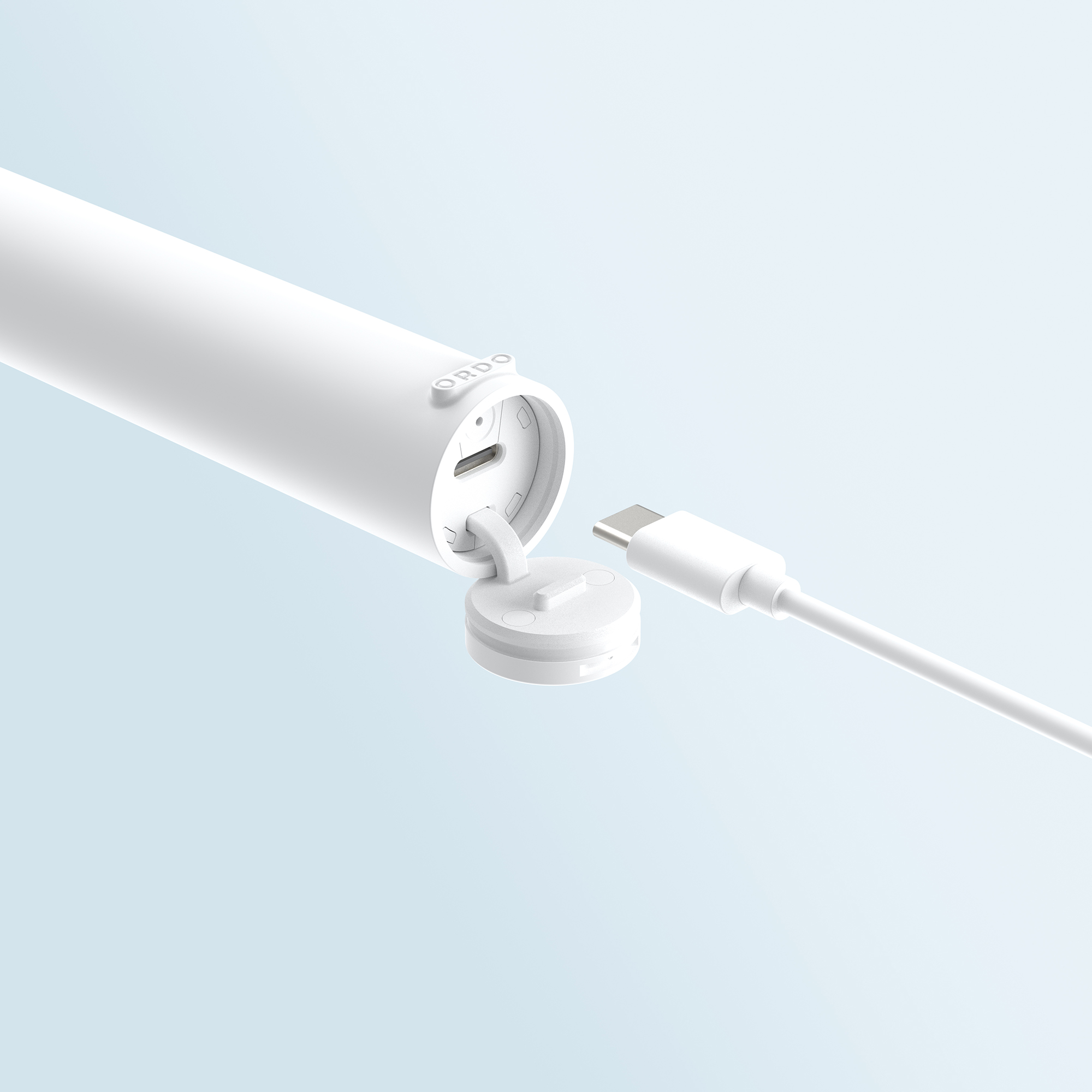 Un dispositivo cilindrico bianco con coperchio della porta di ricarica aperto e cavo con connettore USB-C su sfondo chiaro.
