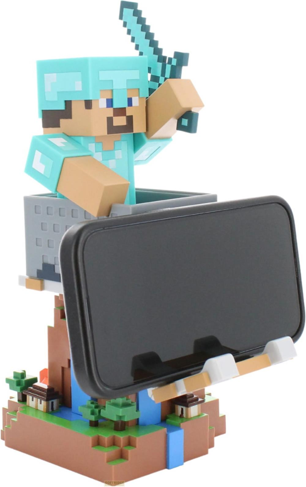 Figura de Minecraft Steve con espada de diamante sosteniendo un teléfono en una base con casas y árboles.