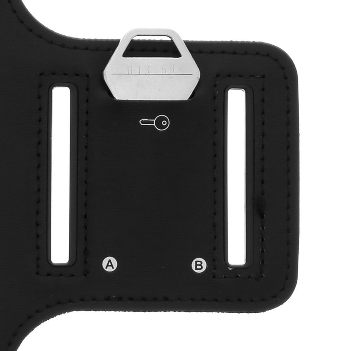 Passante per cintura in pelle nera con chiave e due fessure su sfondo bianco.
