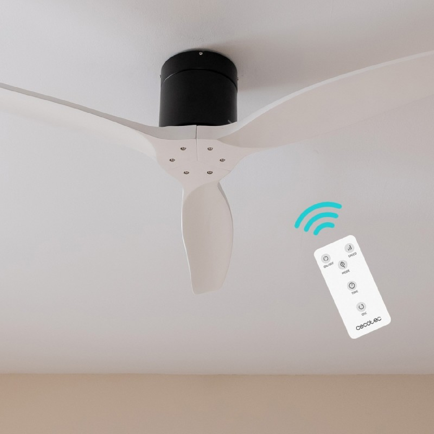 Un ventilatore da soffitto bianco con motore nero e un telecomando con onde di segnale.