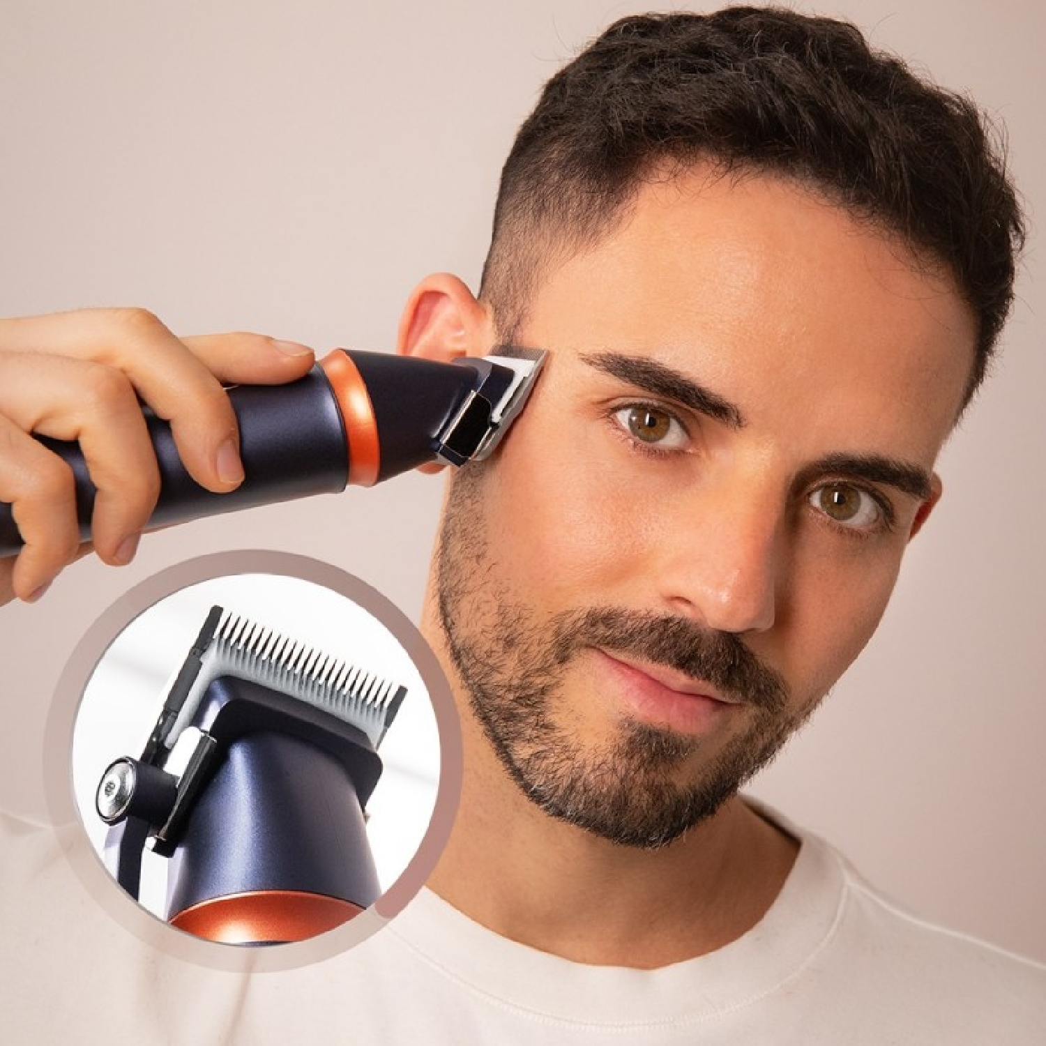 Un uomo si regola la barba con un rasoio elettrico, con un cerchio in primo piano che mostra la lama.