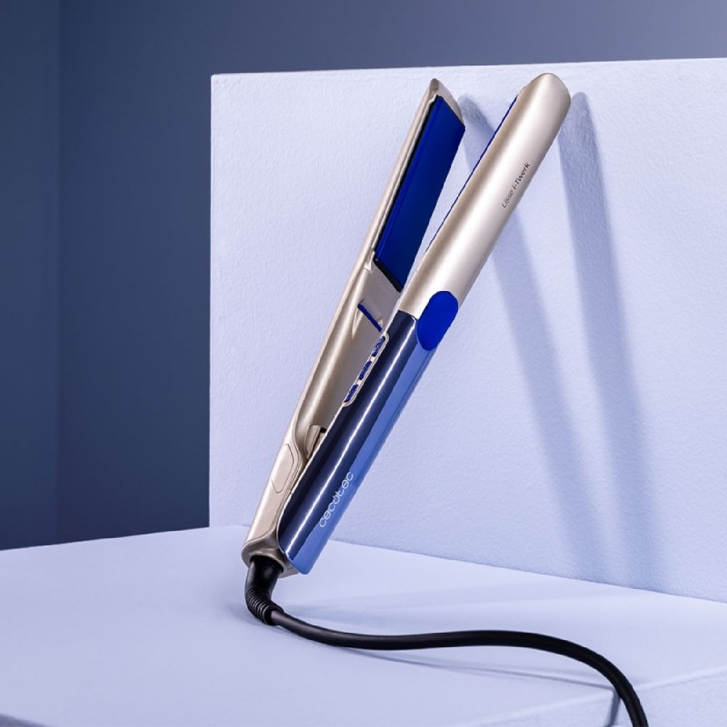 Piastra per capelli color oro e blu su sfondo bianco.