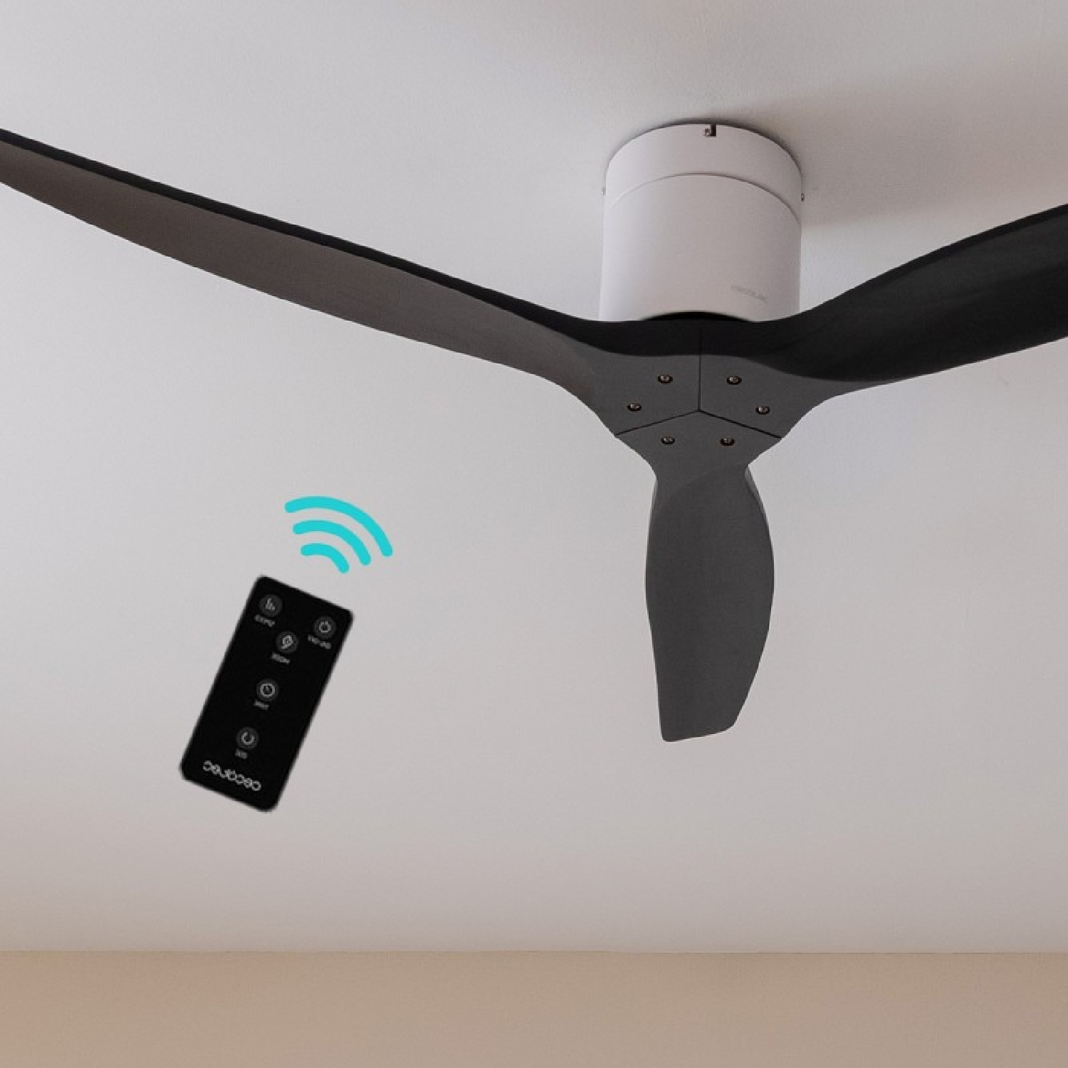 Un ventilatore da soffitto bianco con tre pale nere e un telecomando con onde di segnale.