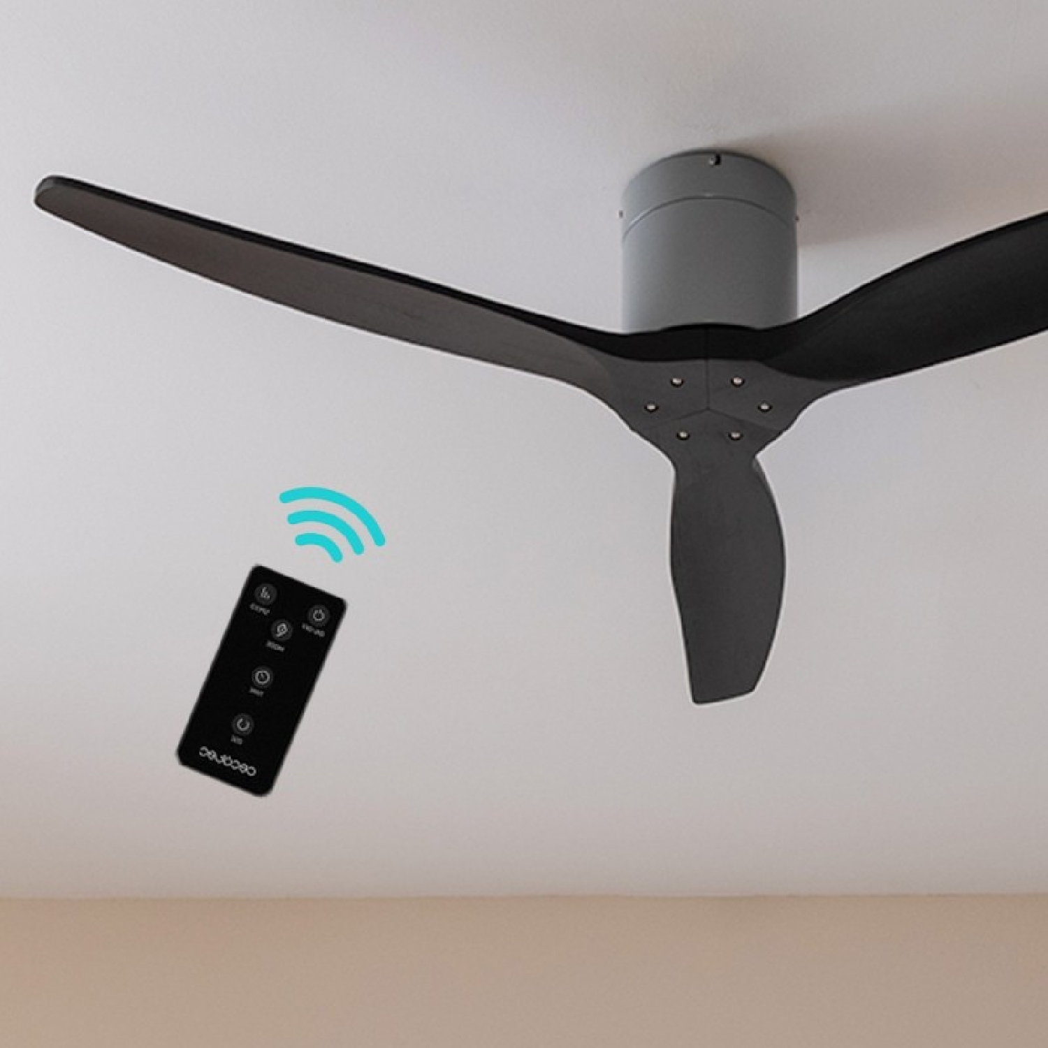 Un ventilatore da soffitto nero con tre pale su soffitto bianco, mostrato con un telecomando.