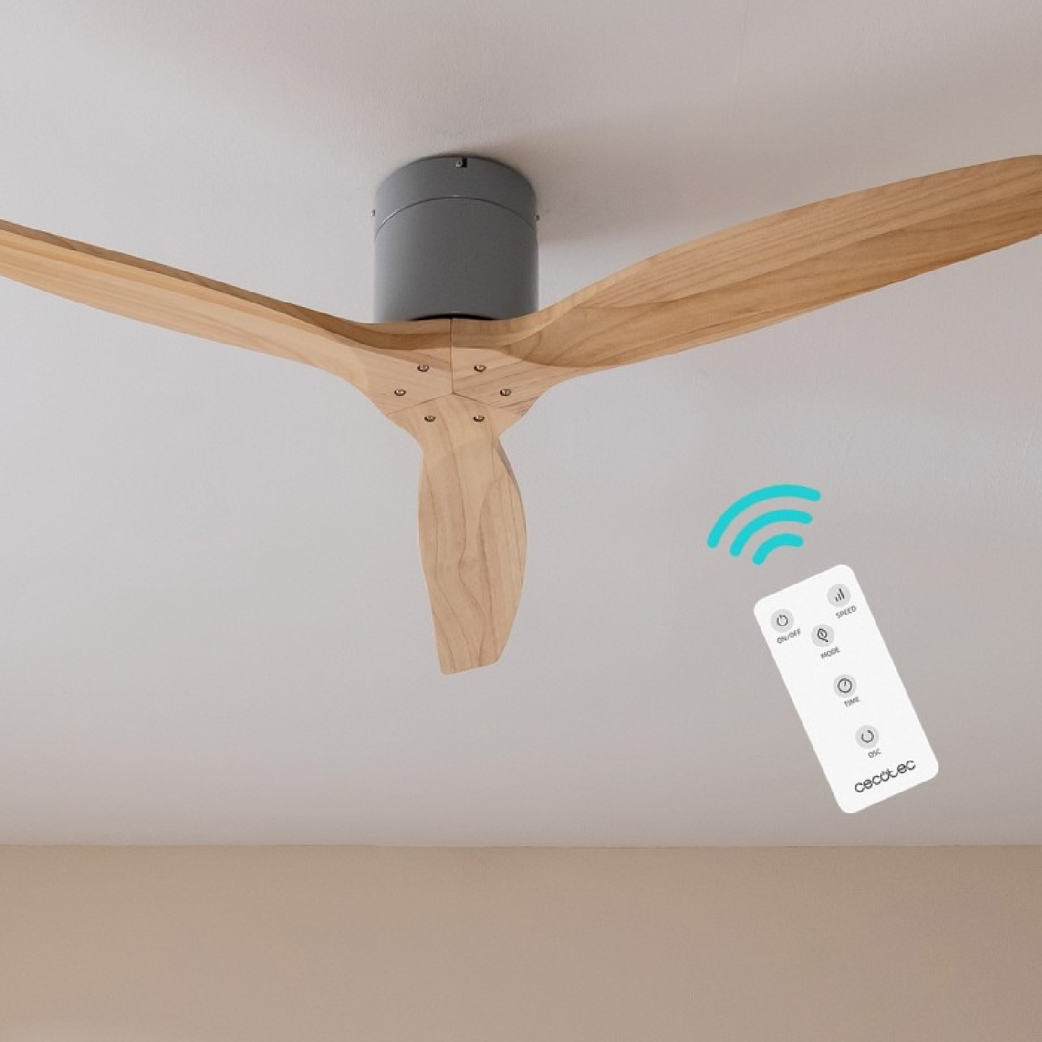 Ventilador de techo con tres aspas de madera y base gris, controlado por un mando.