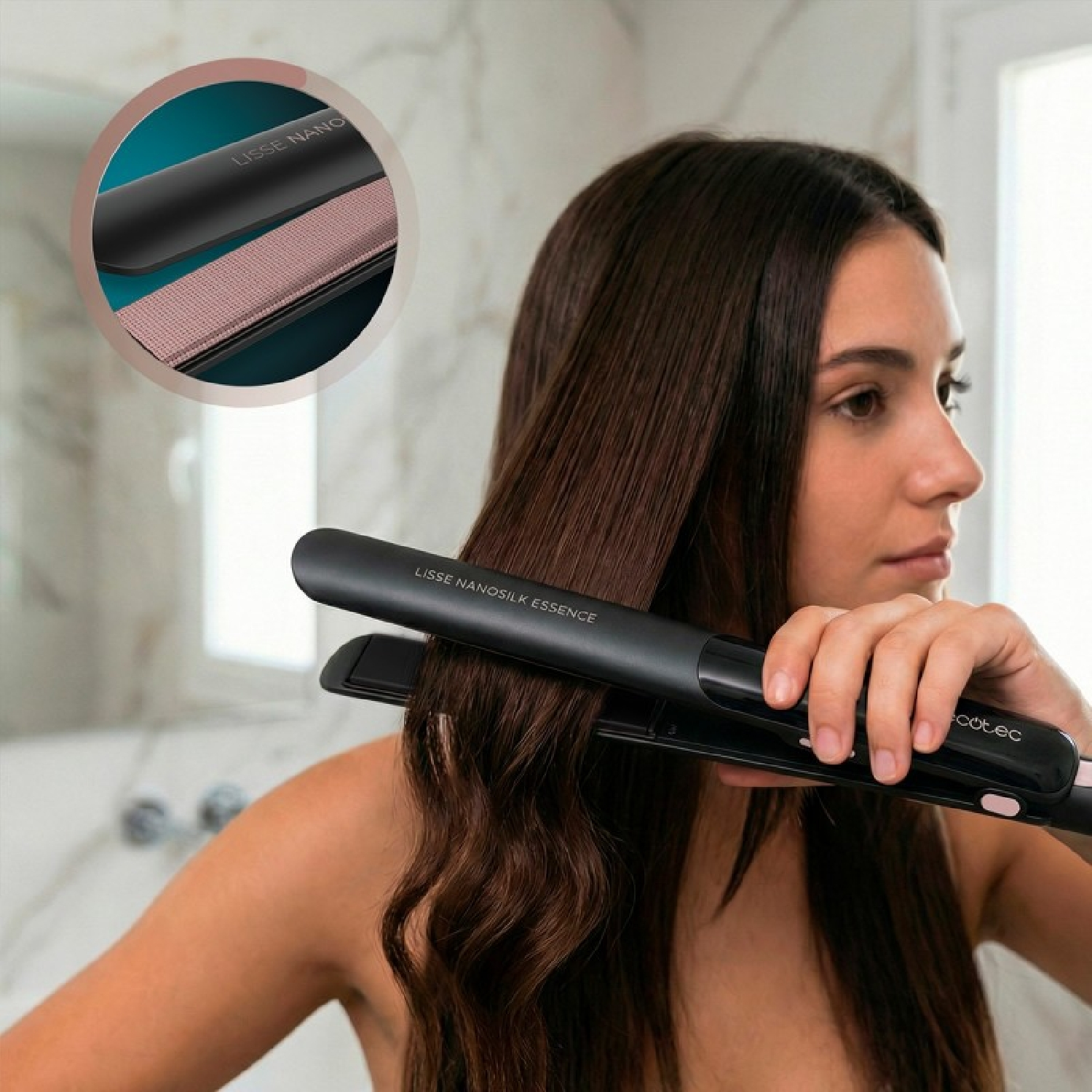 Una donna usa una piastra per capelli nera in bagno. Un insetto mostra la piastra testurizzata.