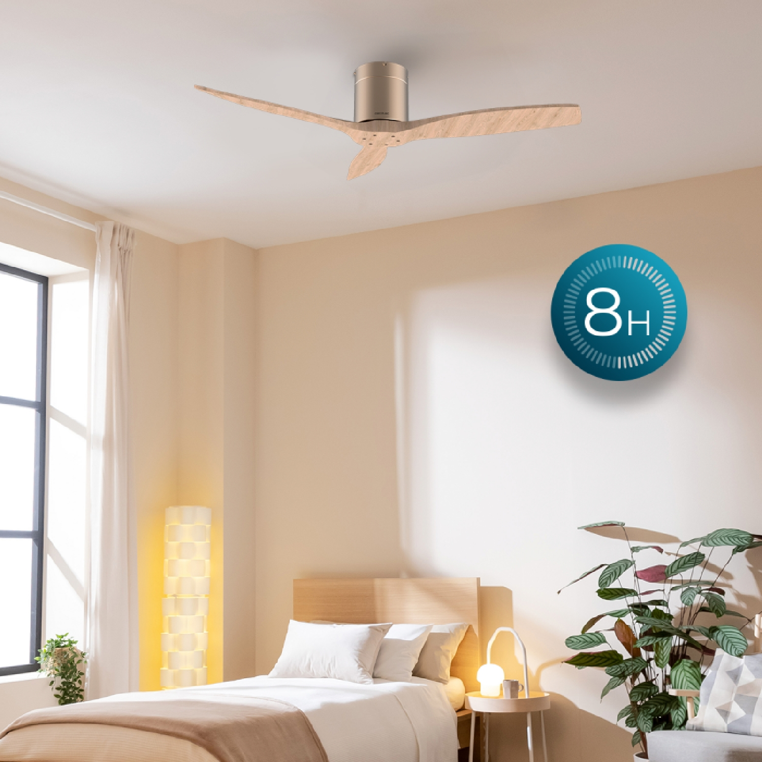 Una camera da letto moderna ha un ventilatore da soffitto in legno, un letto, una pianta e un'icona timer blu.