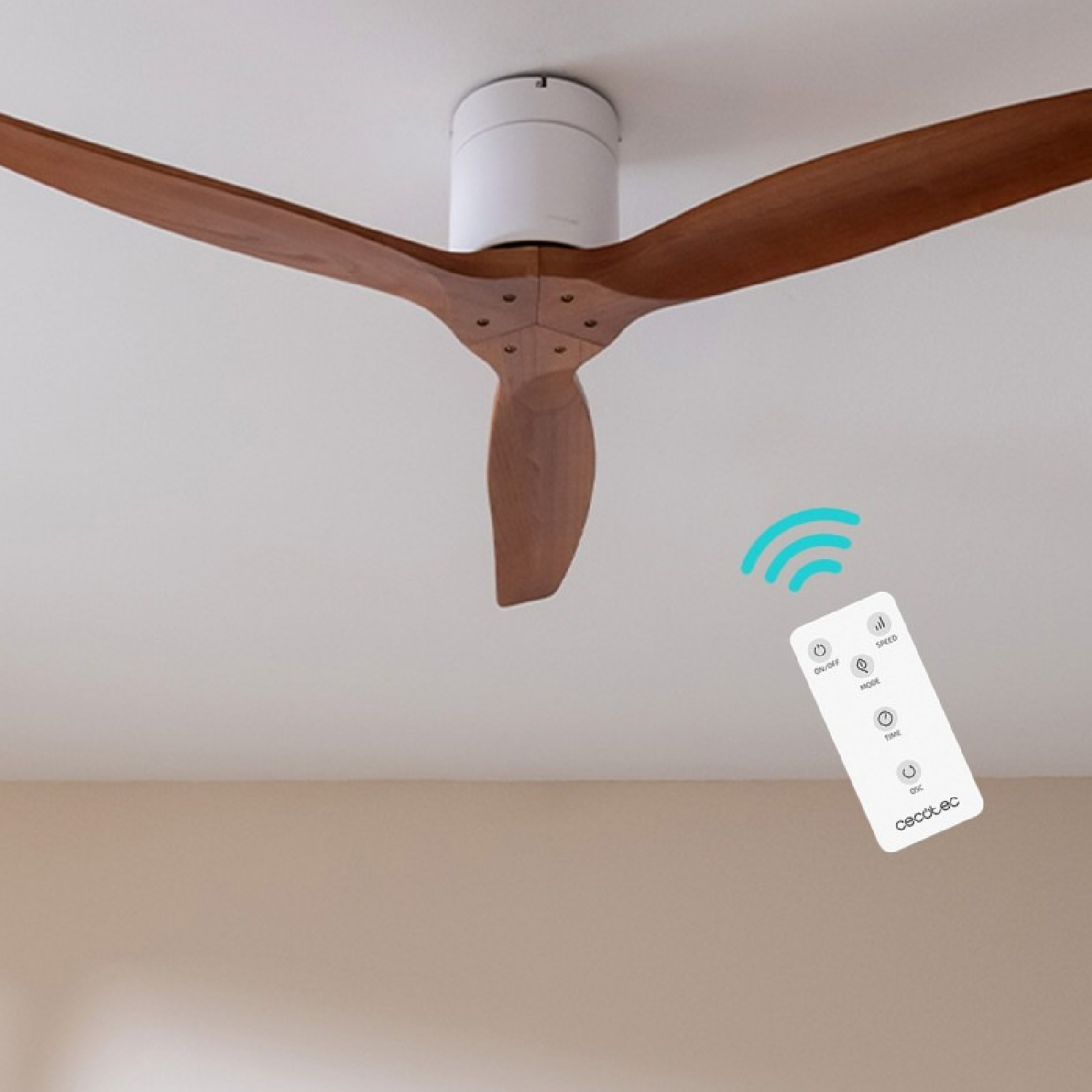 Un ventilatore da soffitto bianco con tre pale in legno e un telecomando bianco con onde di segnale blu.