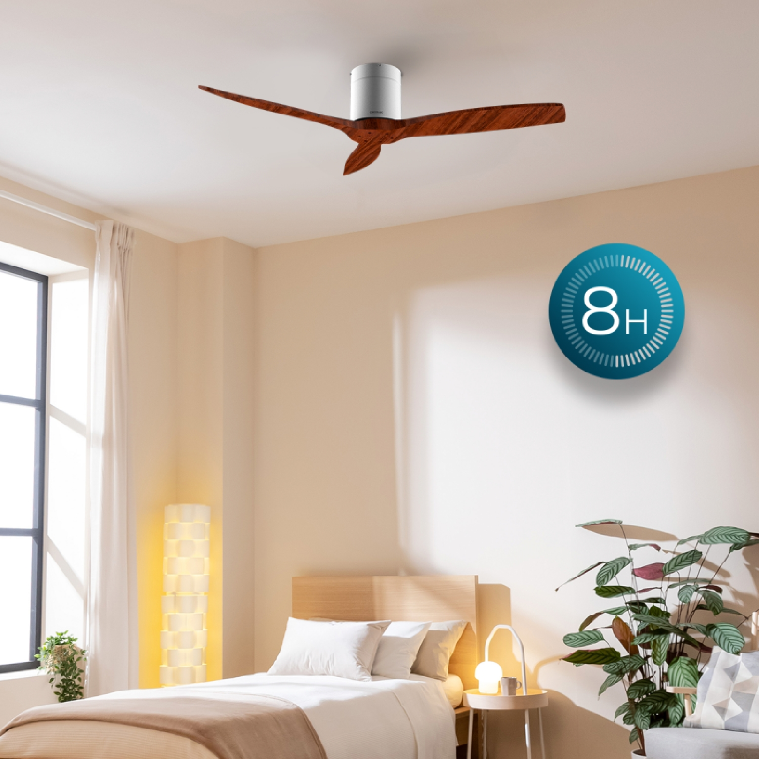 Moderno ventilatore da soffitto con pale in legno in una camera da letto luminosa.