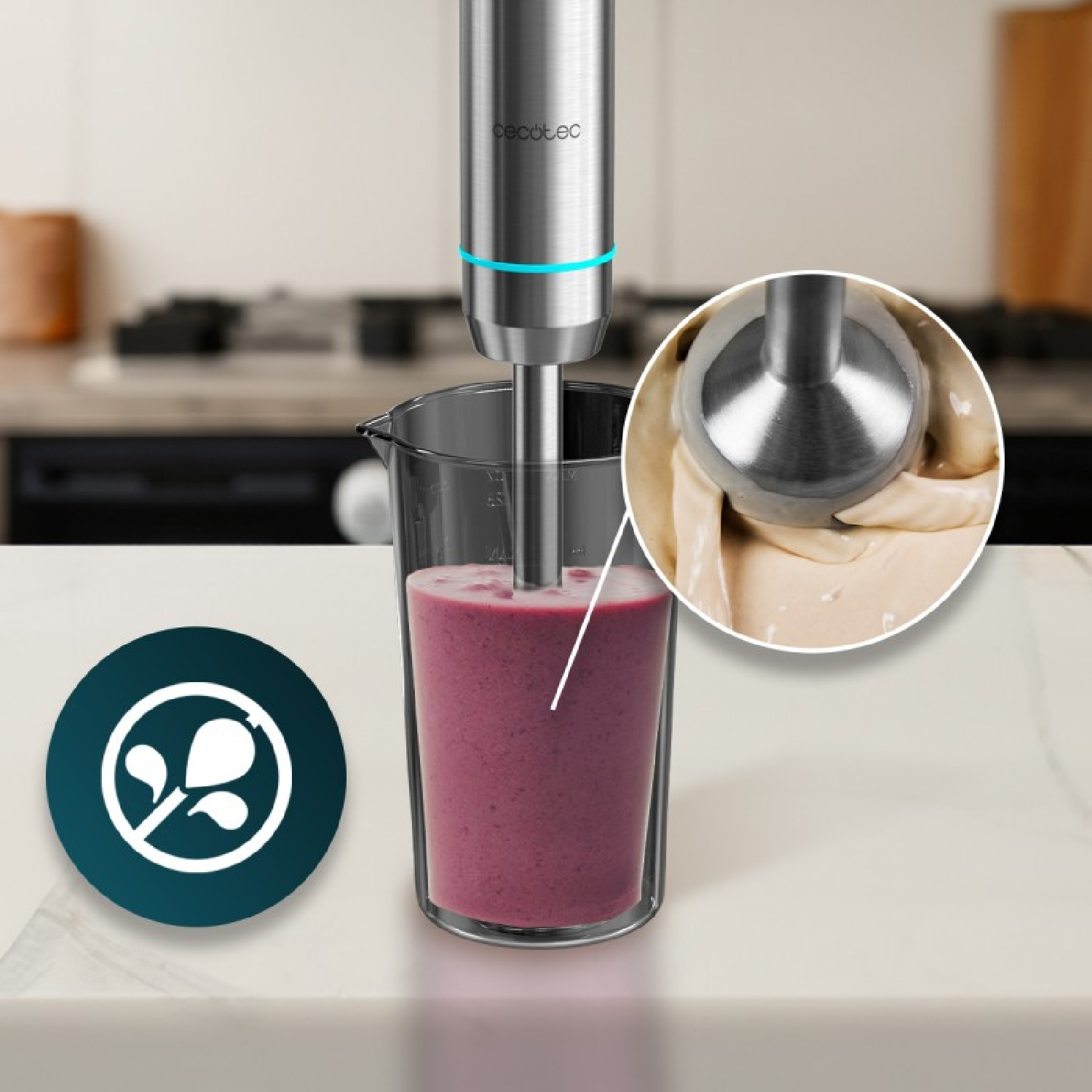 Blender ręczny miksuje różowy koktajl w kubku, z powiększeniem w kole.