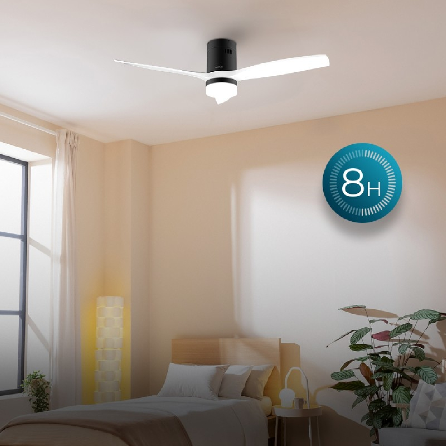 Moderne Deckenventilator mit Licht in einem gemütlichen Schlafzimmer mit 8H-Timer-Symbol.