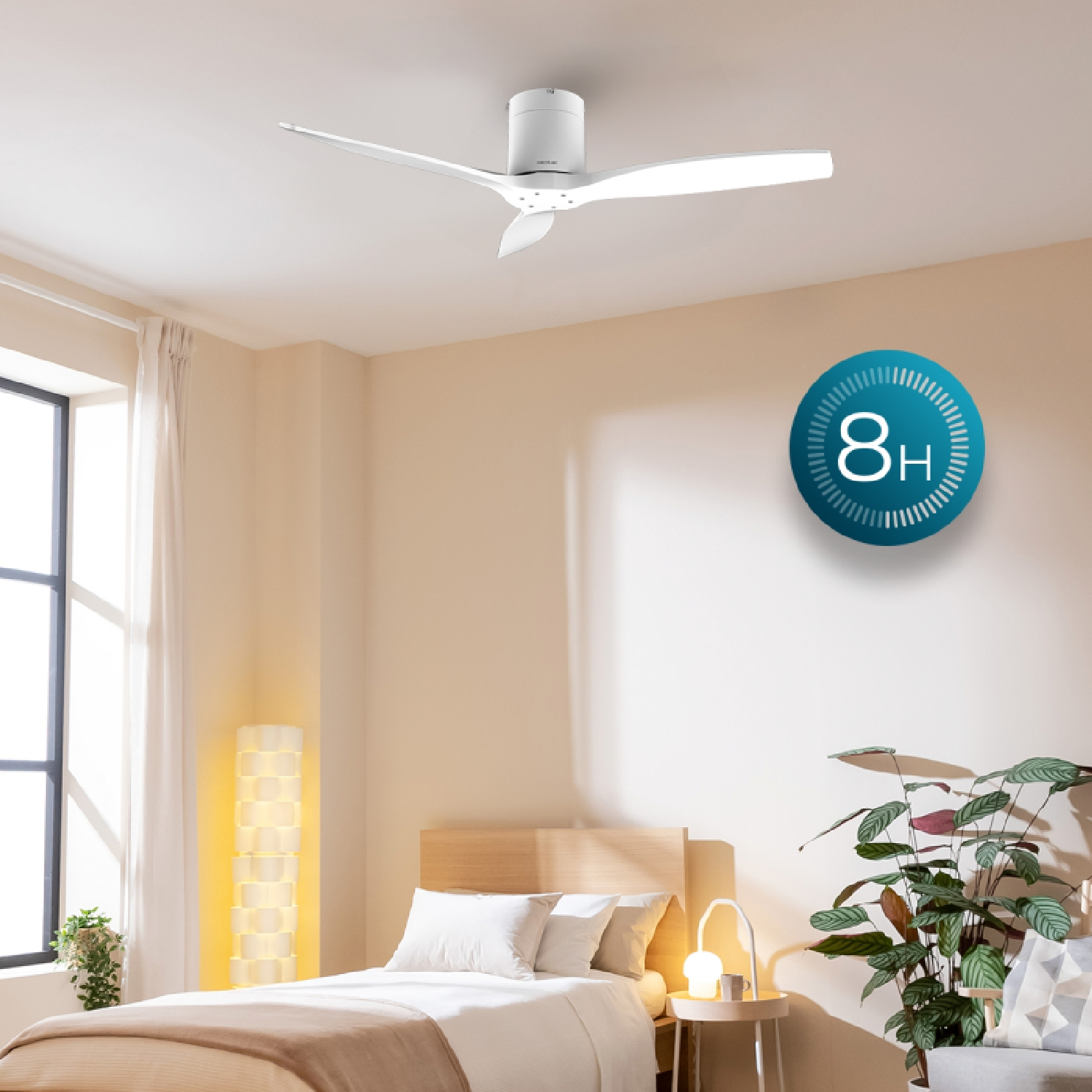Ein weißer Deckenventilator in einem modernen Schlafzimmer mit Bett, Fenster, Pflanzen und 8H-Symbol.