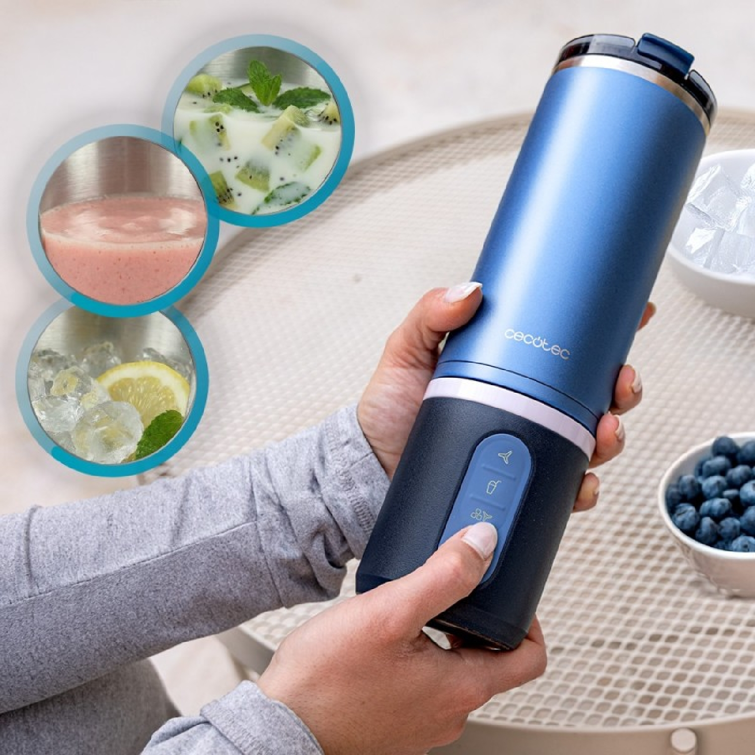 Persona che usa un frullatore portatile blu con immagini di frullati e ghiaccio.