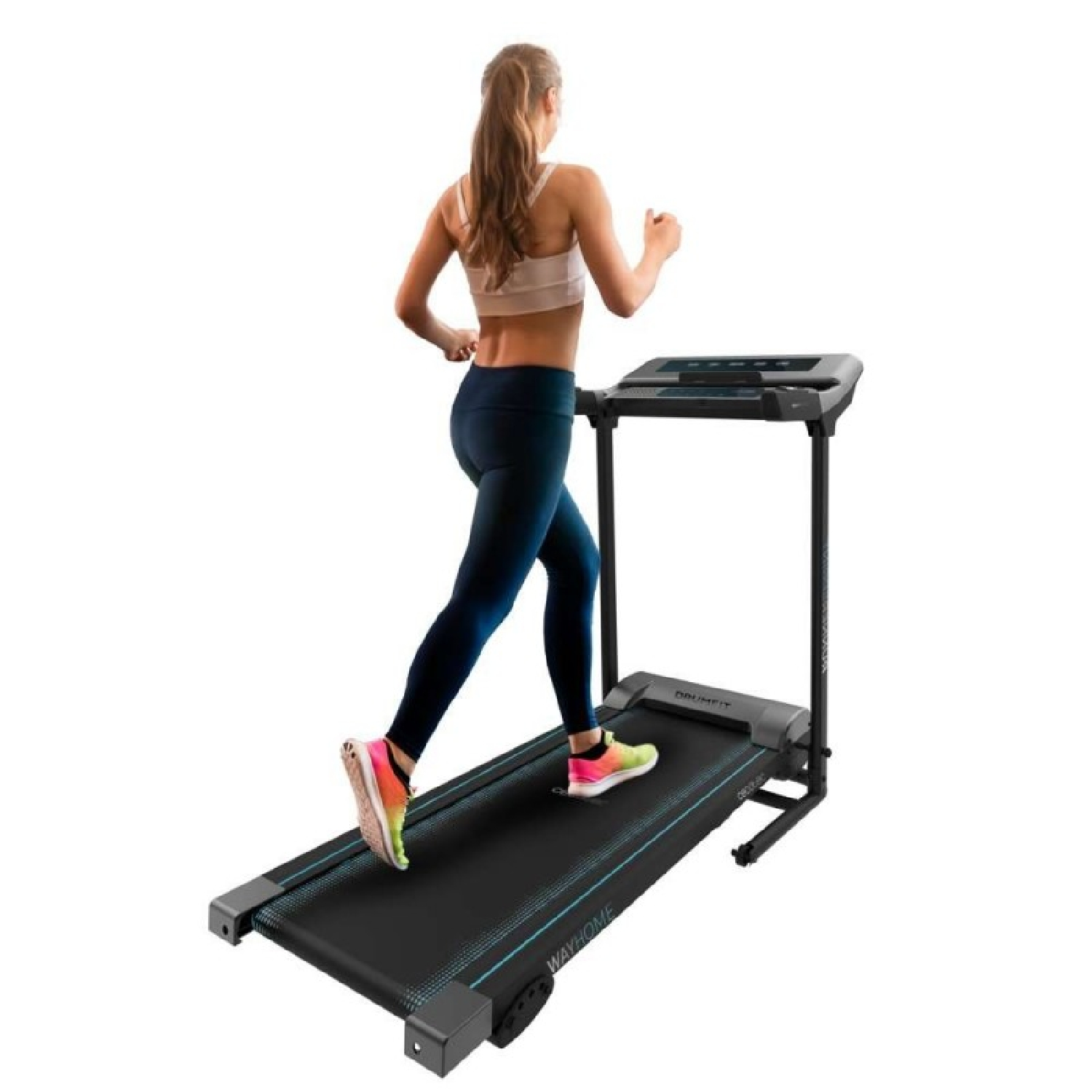 Donna con coda di cavallo che corre su un tapis roulant nero su sfondo bianco.