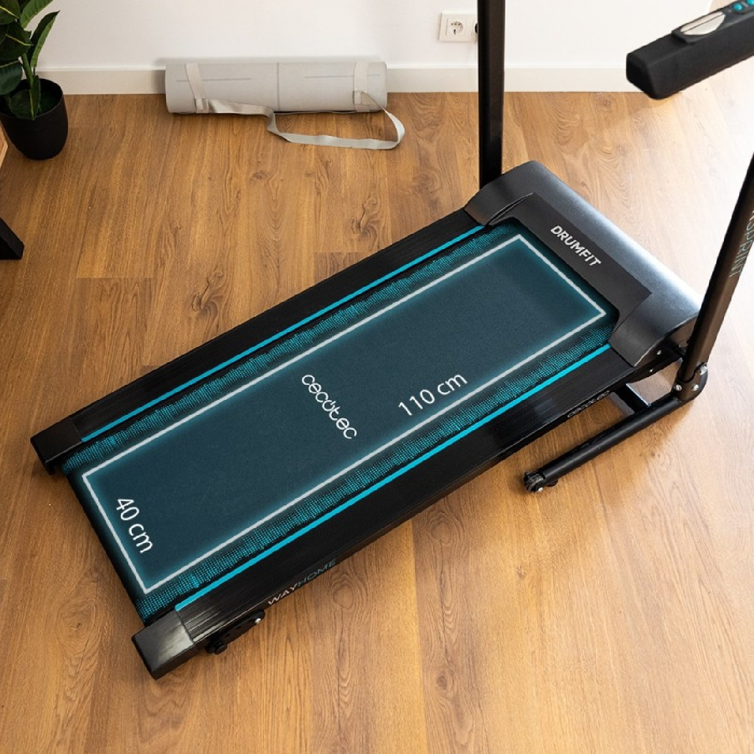 Un tapis roulant nero su pavimento in legno con dimensioni dell'area di corsa di 110 cm per 40 cm.