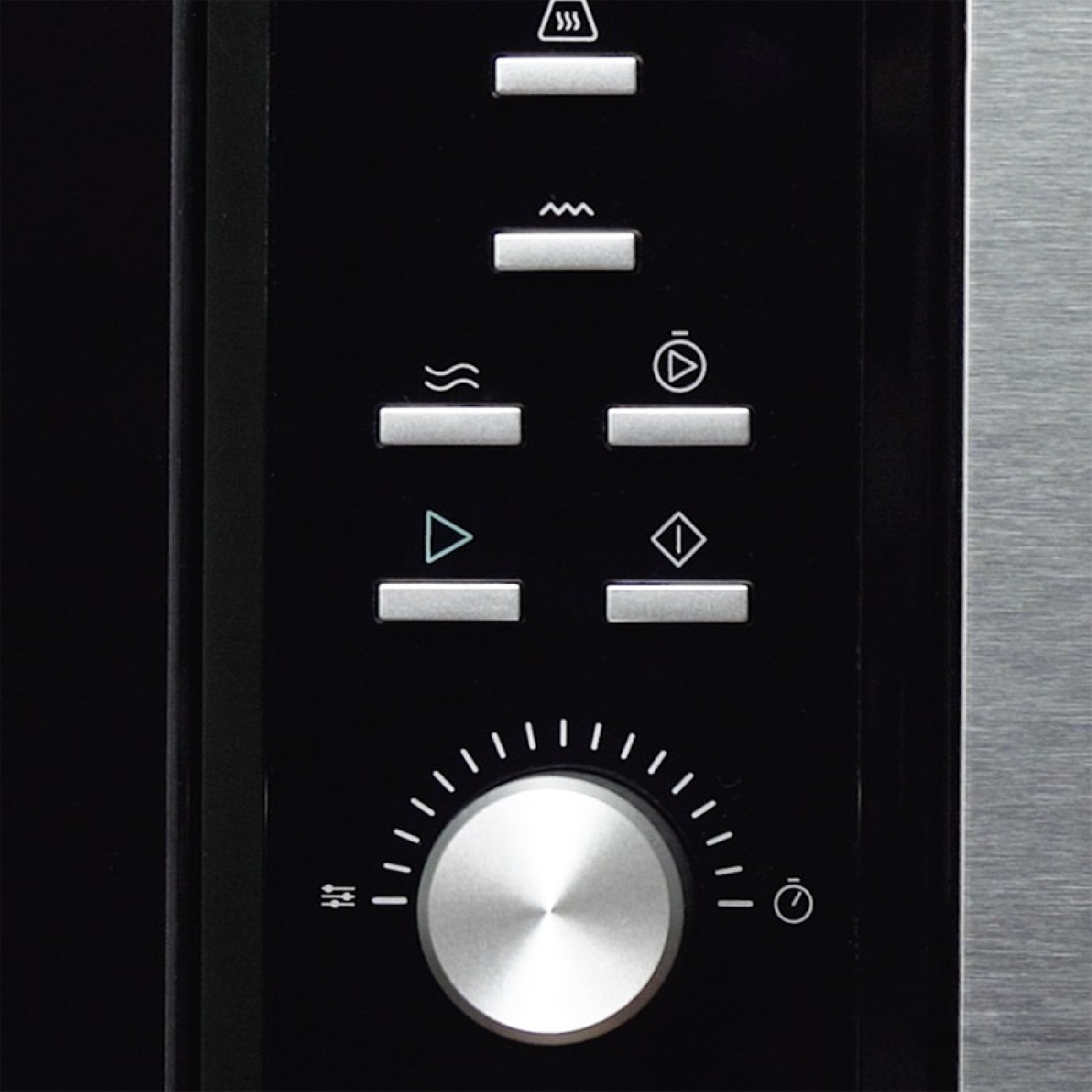 Panel de control de un electrodoméstico con botones plateados y un mando giratorio redondo sobre fondo negro.