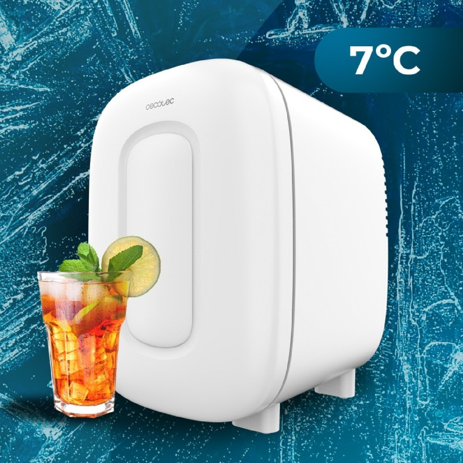 Piccolo minifrigo bianco con un bicchiere di tè freddo davanti su sfondo blu con display a 7°C.