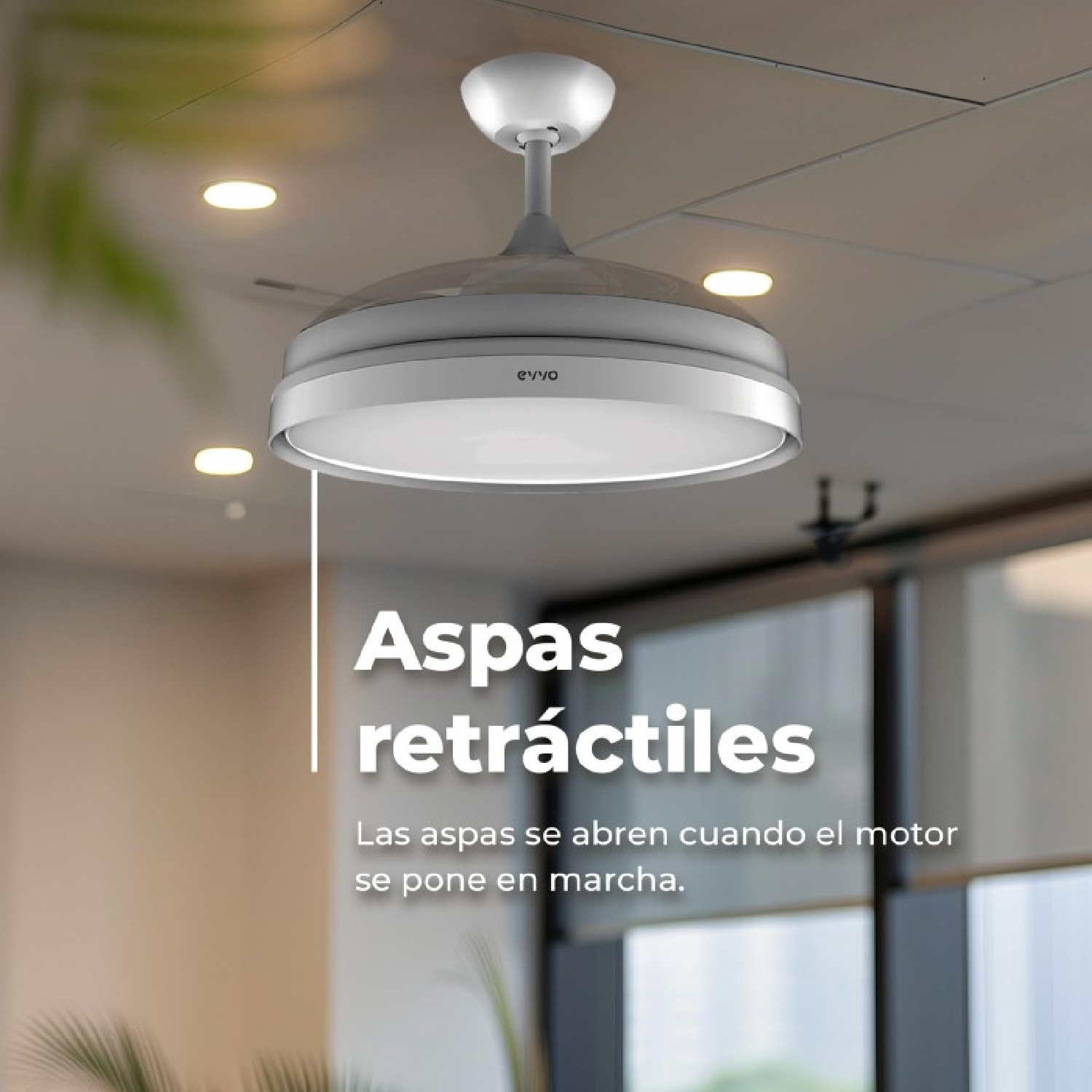 Moderna lampada da soffitto con pale retrattili installata all'interno.