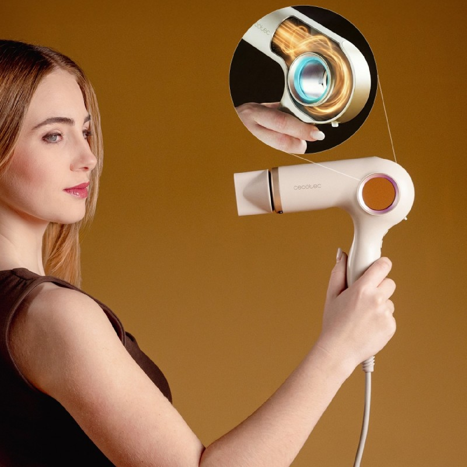 Una donna tiene un phon moderno, con un dettaglio ingrandito del flusso d'aria.