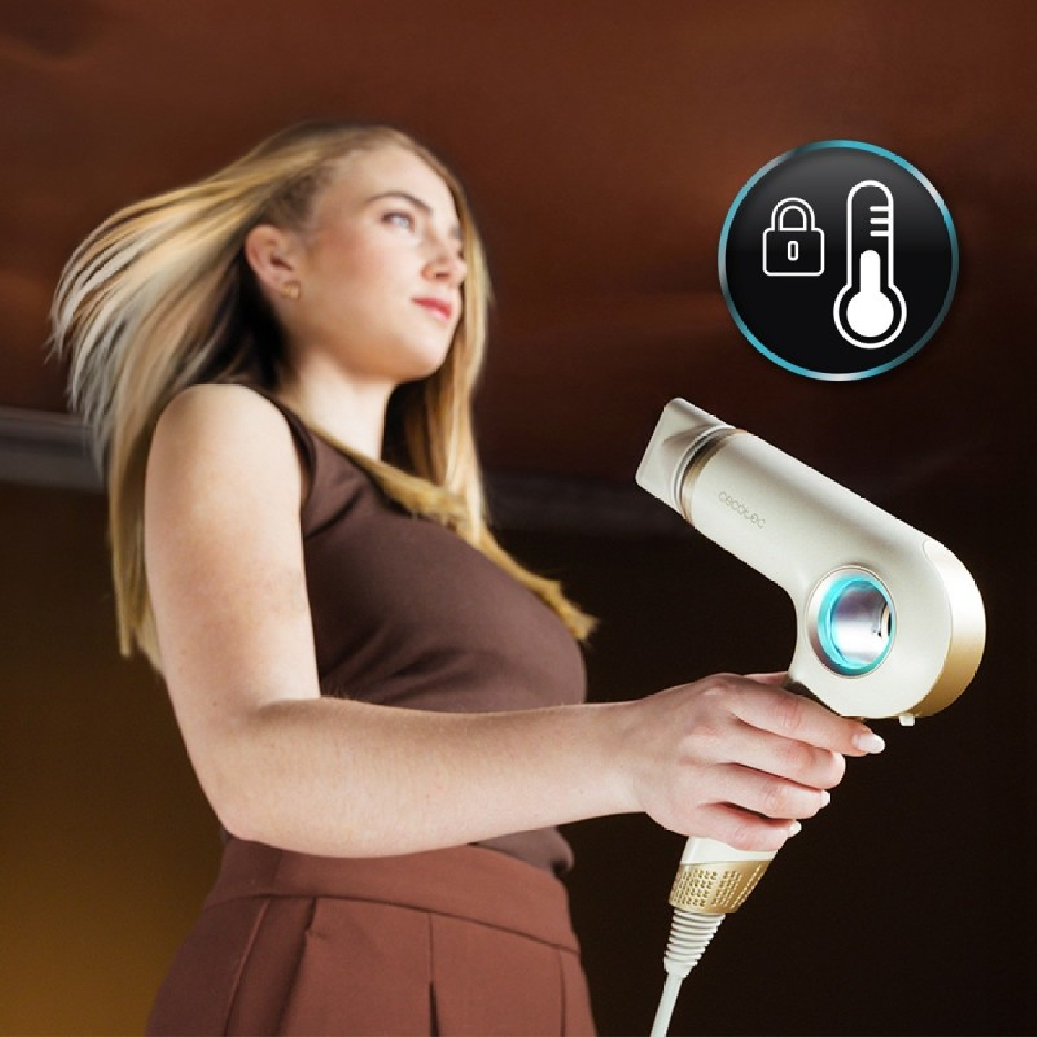 Una donna tiene in mano un moderno asciugacapelli bianco, con un'icona di termostato e lucchetto sullo sfondo.