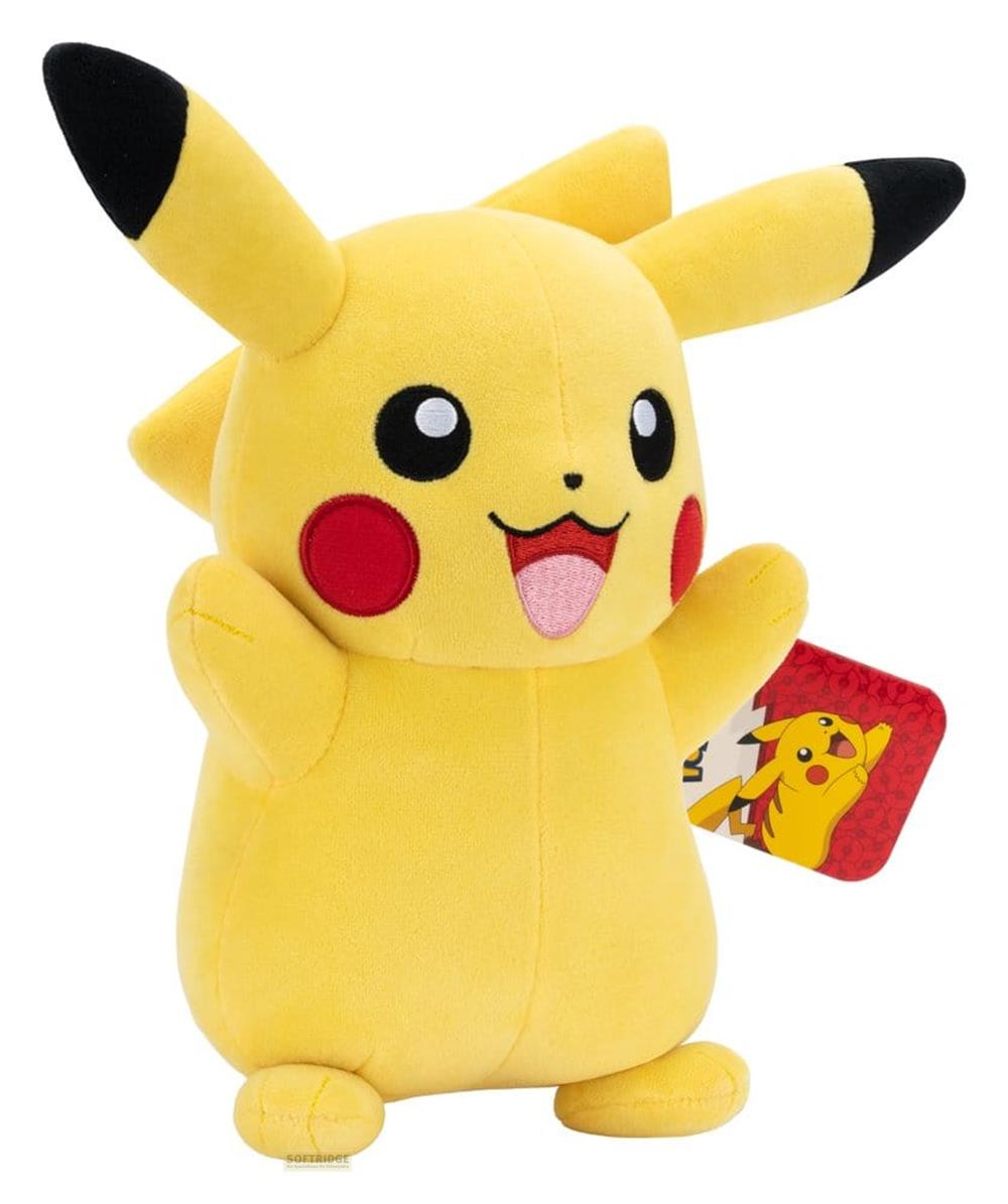 Ein lächelndes, gelbes Pikachu-Plüschtier mit roten Wangen, schwarz getippten Ohren und einem Markenschild, vor weißem Hintergrund.