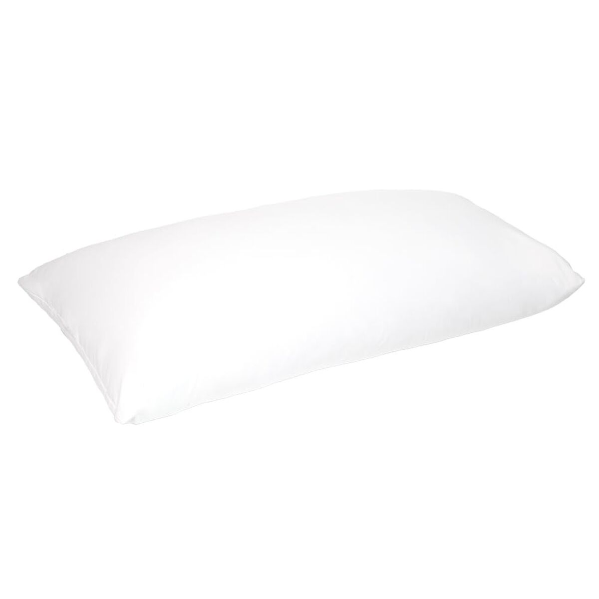 Una almohada blanca lisa descansa sobre un fondo blanco limpio.