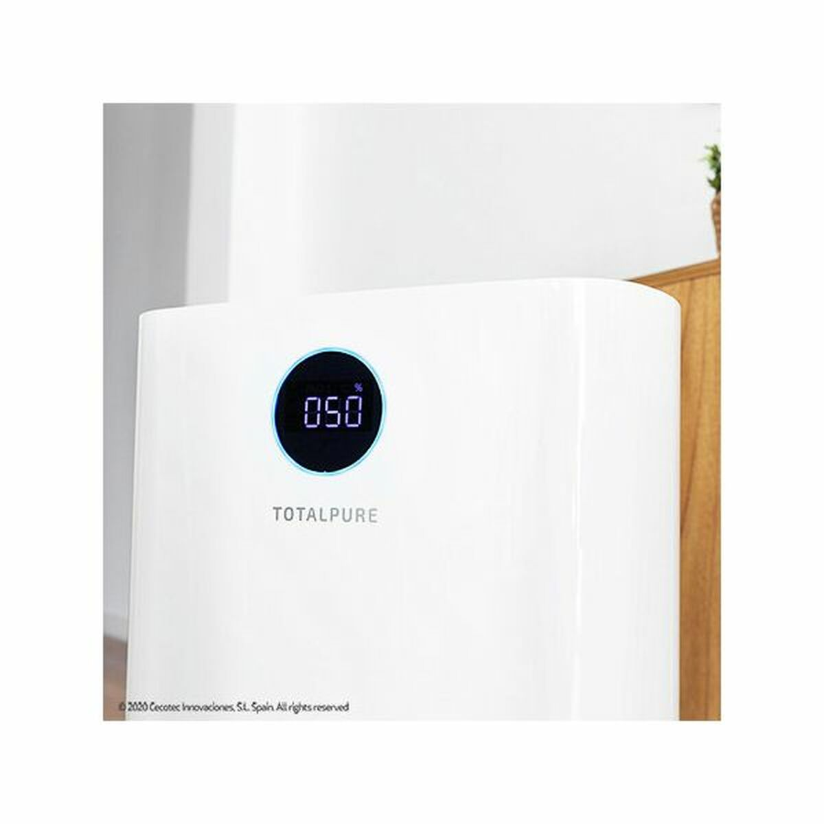 Un dispositivo Totalpure bianco con un display digitale rotondo blu che mostra 050 all'interno.