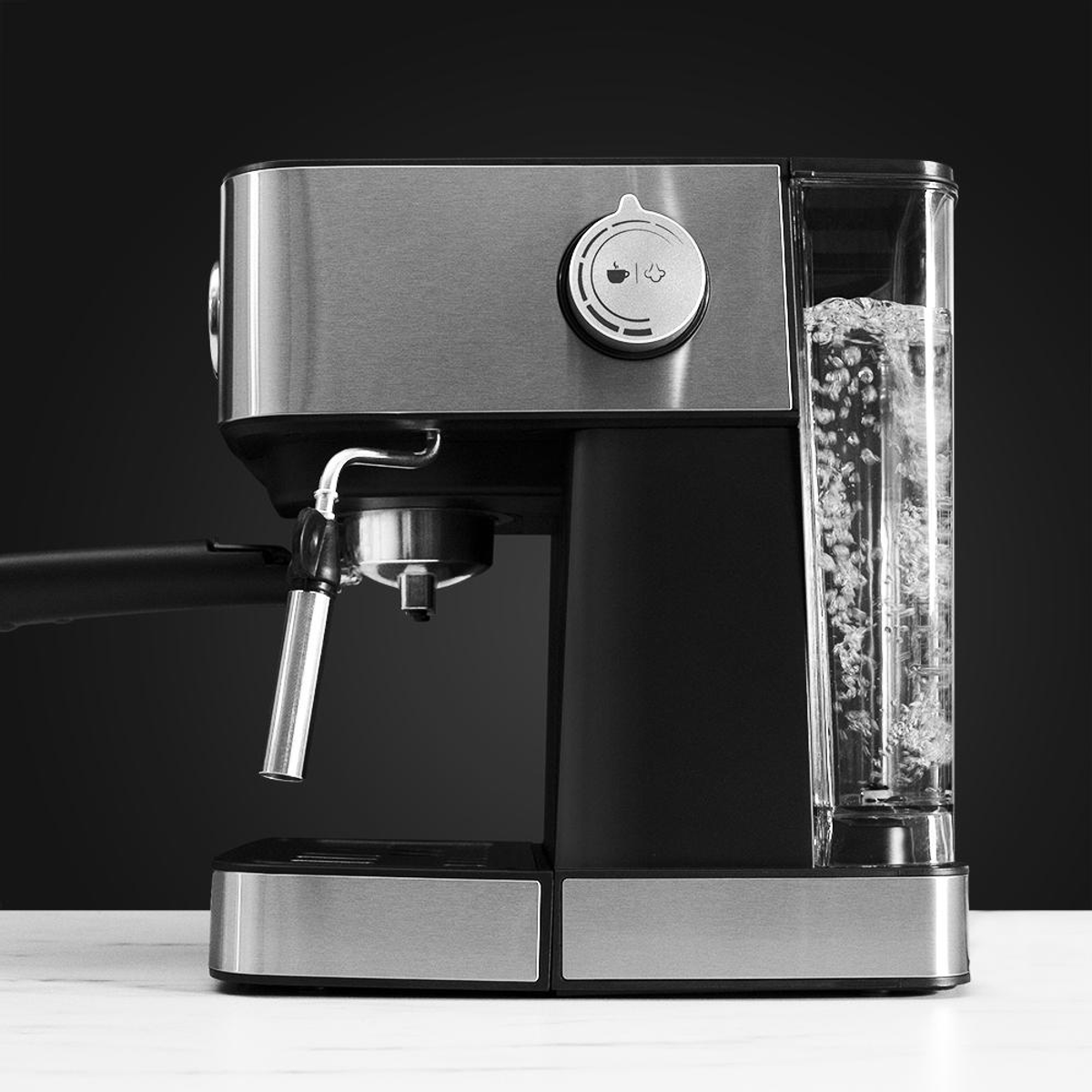 Una macchina da caffè in acciaio inossidabile con serbatoio d'acqua su sfondo scuro.
