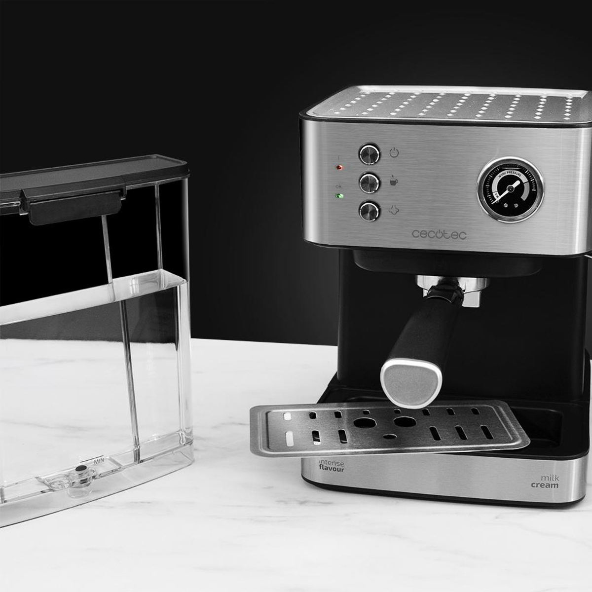 Una macchina da caffè espresso Cecotec argento e nera accanto a un serbatoio d'acqua trasparente su un piano chiaro.