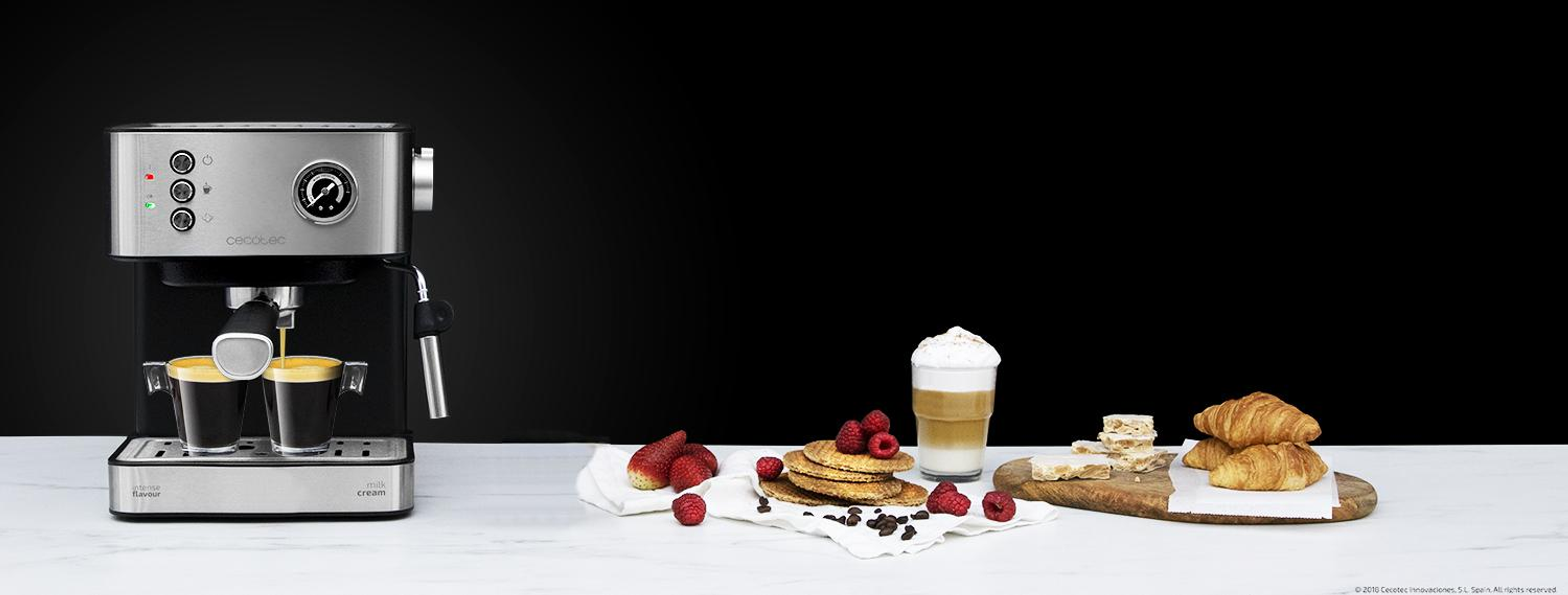 Una macchina da caffè argentata versa il caffè in due tazze, vicino a cialde, bacche, latte e croissant su marmo.