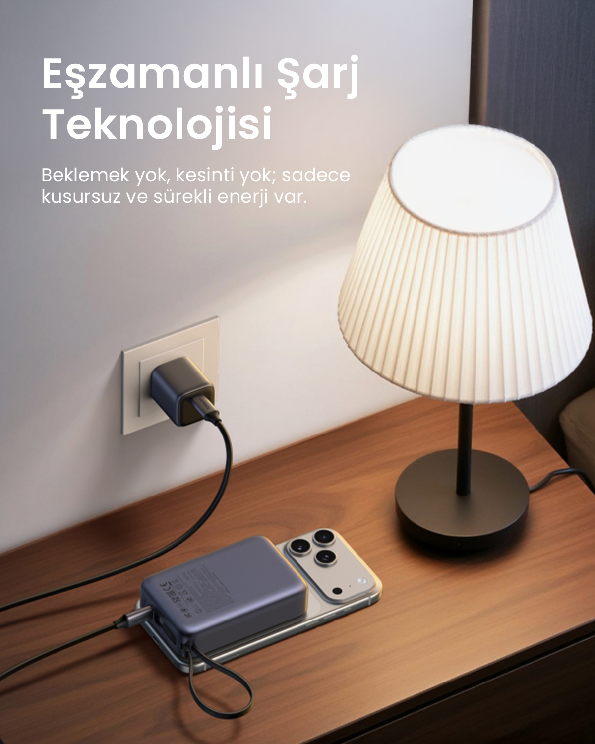 Bir lamba yanındaki ahşap masada bir powerbank şarj oluyor.