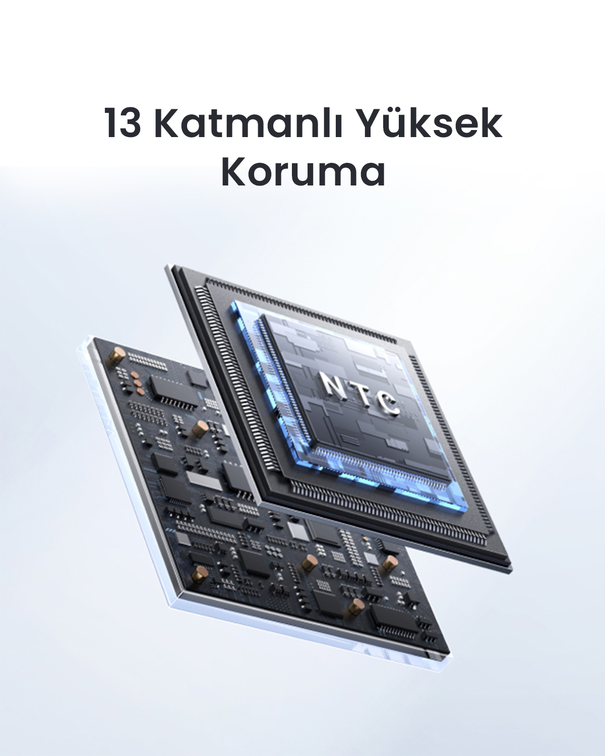 Açık mavi arka planda NTC yazısı bulunan iki katmanlı mikroçip kartı.
