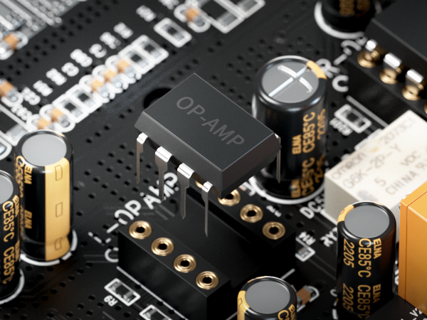 Mikrochip OP-AMP z metalowymi nóżkami jest zamontowany nad czarną płytką drukowaną z kondensatorami.