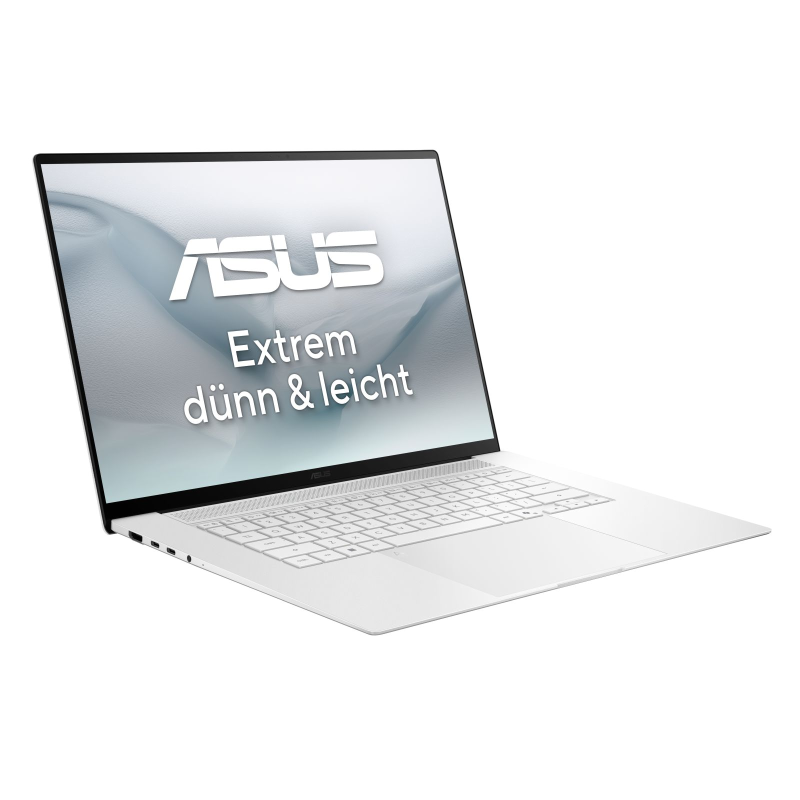 Ein weißer Asus-Laptop vor weißem Hintergrund mit Text auf dem Bildschirm.