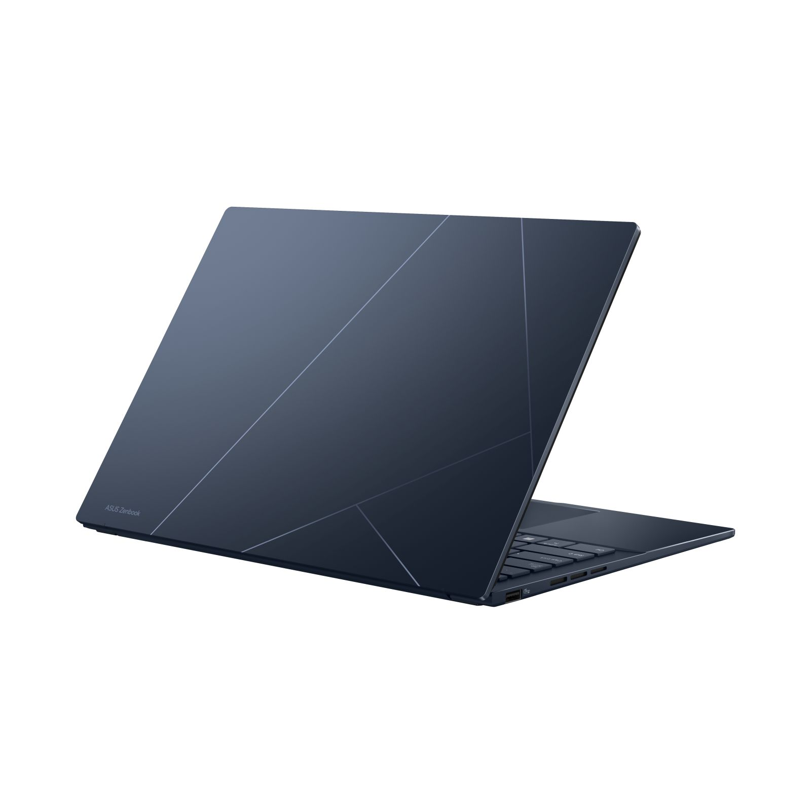 Ein dunkelblauer ASUS Zenbook Laptop von hinten, der das geometrische Deckeldesign vor weißem Hintergrund zeigt.