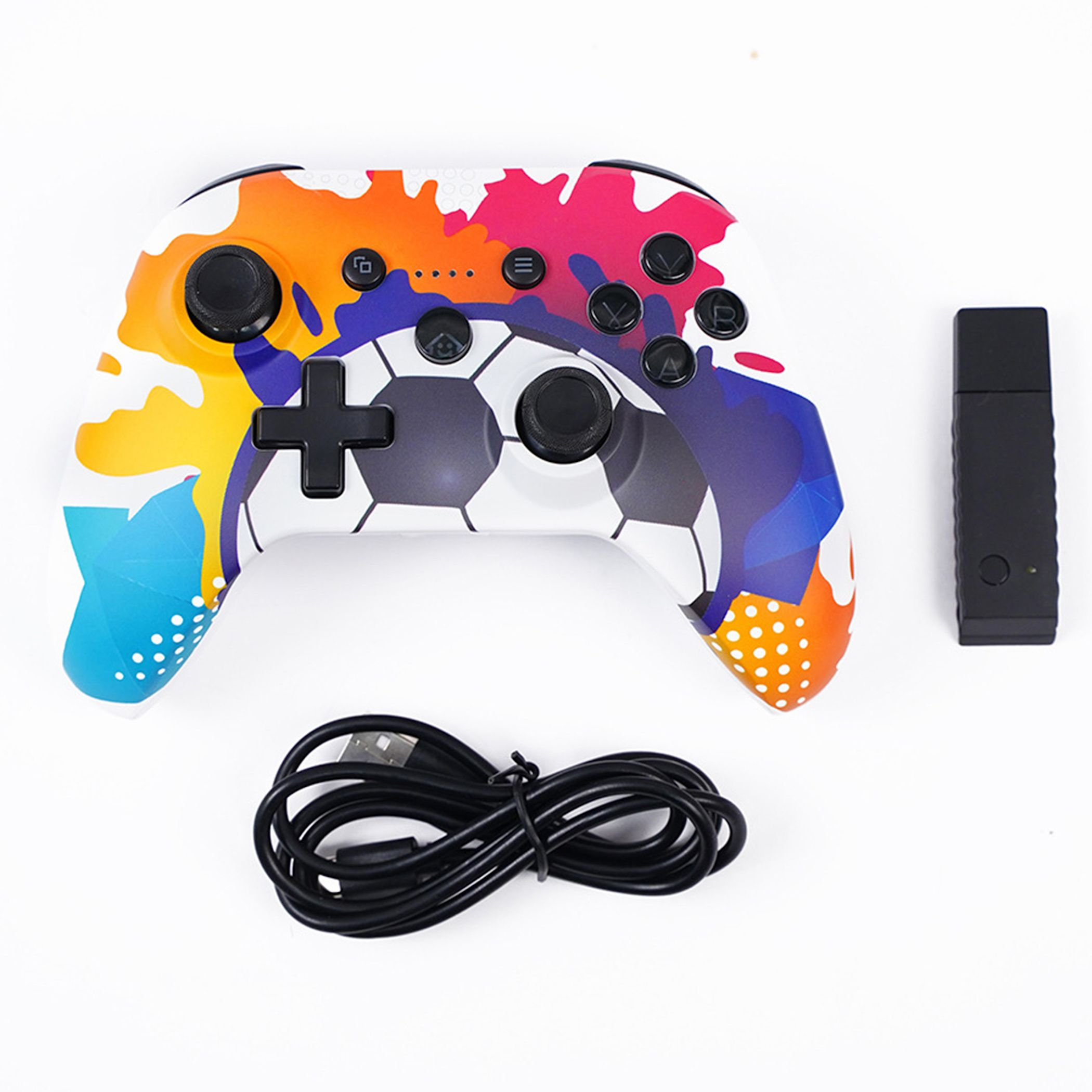 Ein bunter Gamecontroller mit Fußballdesign, einem schwarzen USB-Kabel und einem kleinen USB-Empfänger auf Weiß.