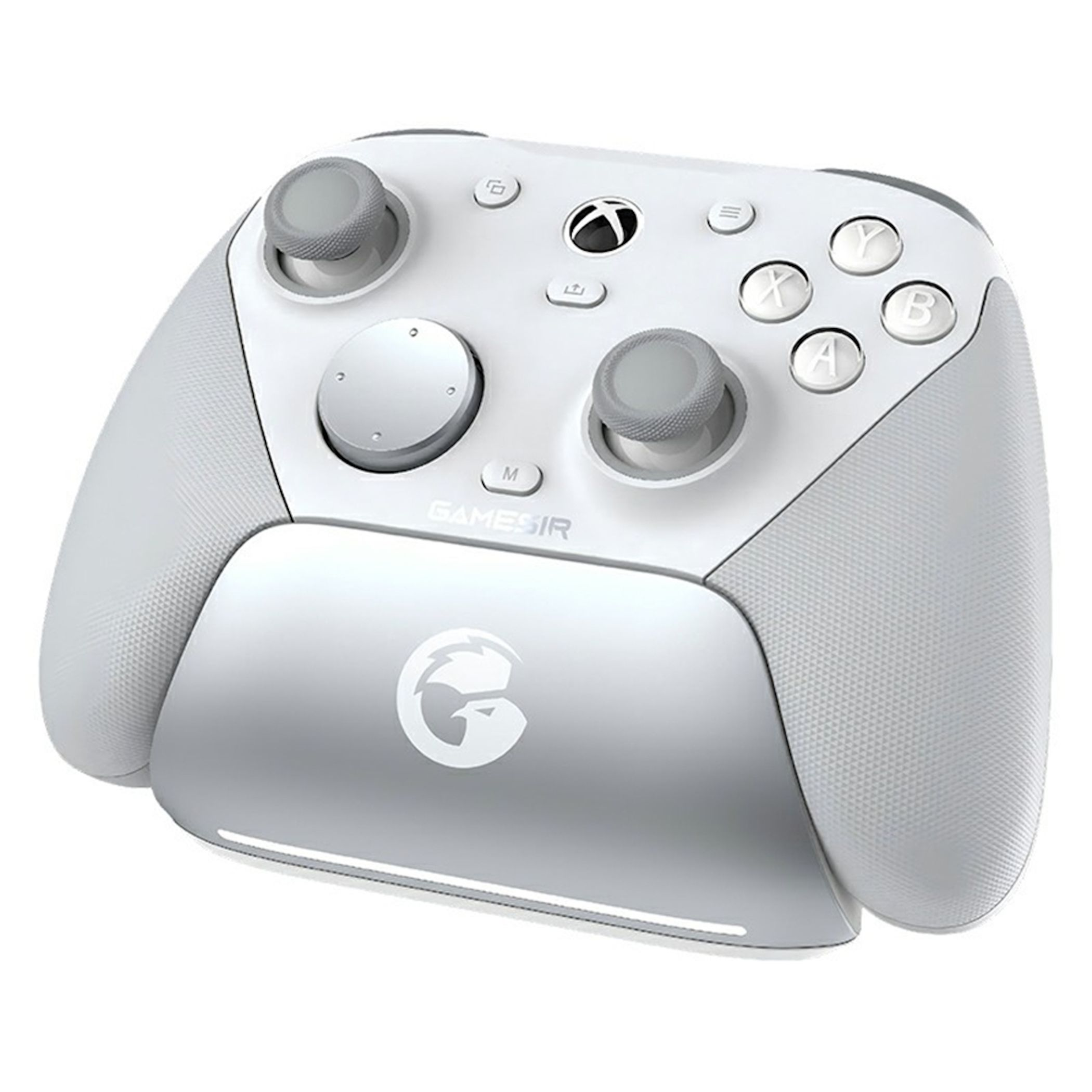Weißer GameSir-Wireless-Controller mit silbernen Akzenten auf einer Ladestation vor weißem Hintergrund.