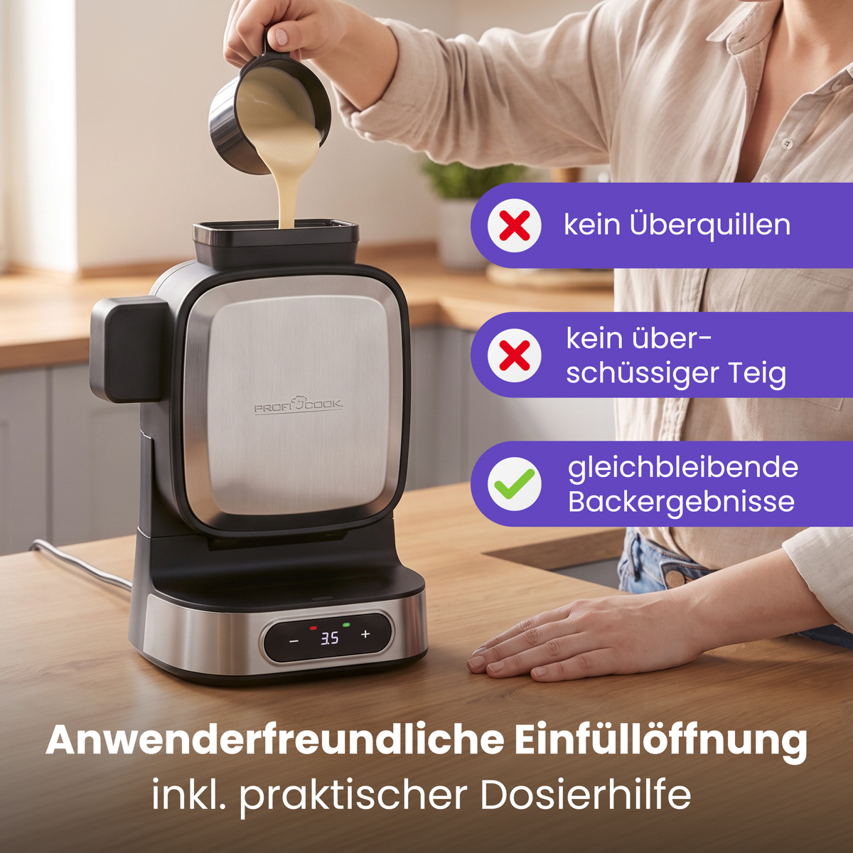 Person gießt Teig in einen modernen vertikalen Waffelautomaten auf einer Holzarbeitsplatte.