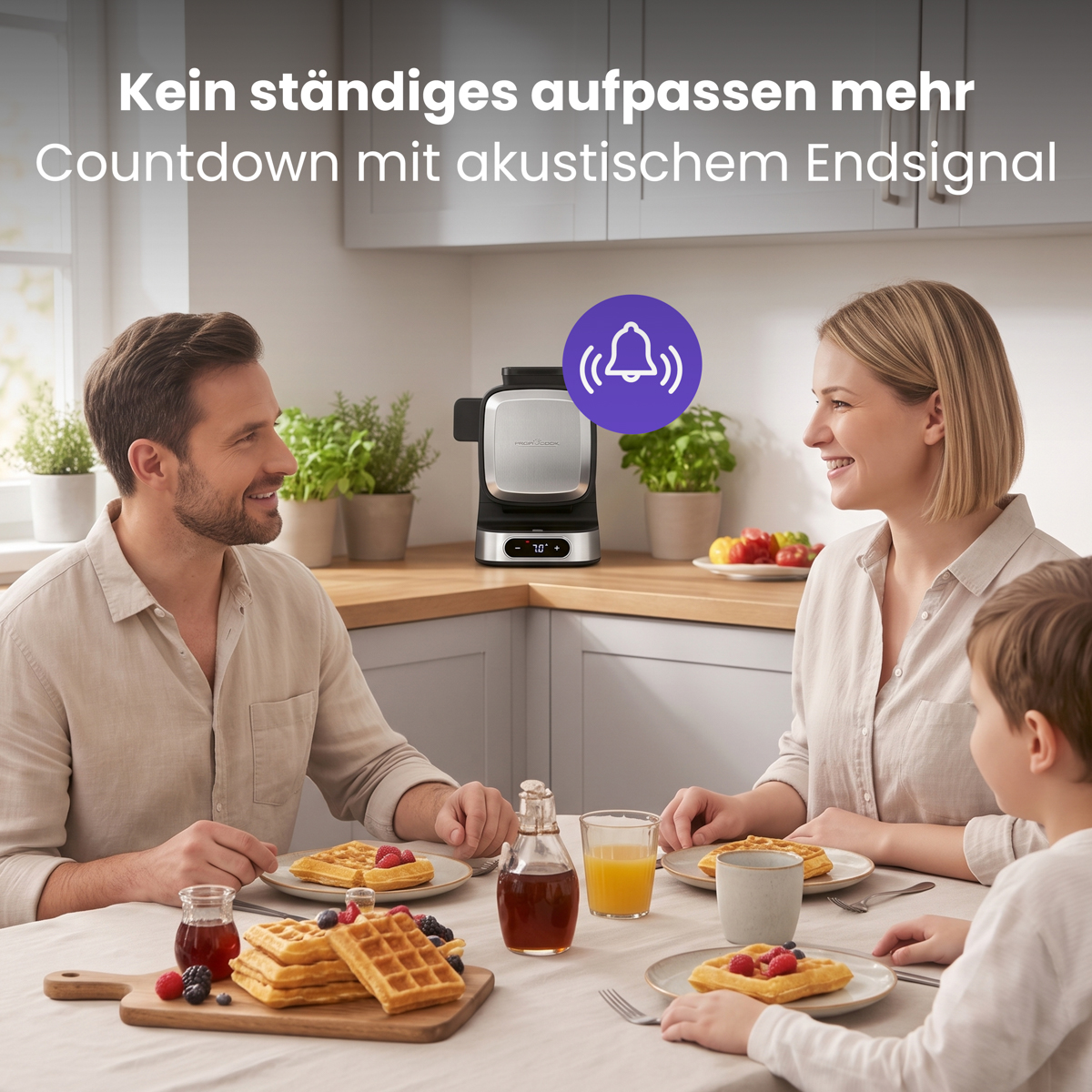 Familie beim Frühstück mit Waffeleisen auf der Küchenzeile.