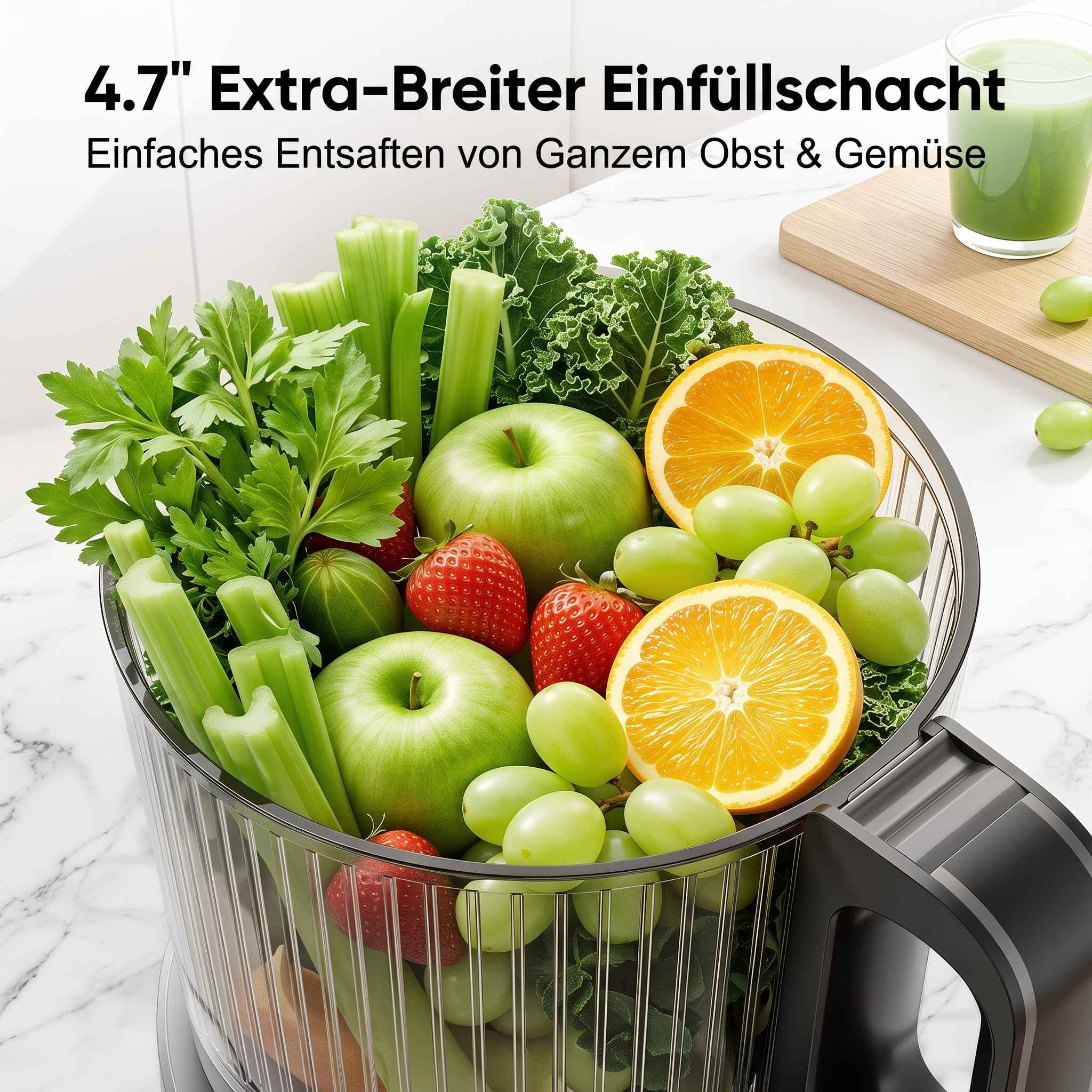 Ein klarer Behälter mit frischem Obst und Gemüse wie Äpfeln, Orangen, Trauben, Sellerie und Grünkohl.
