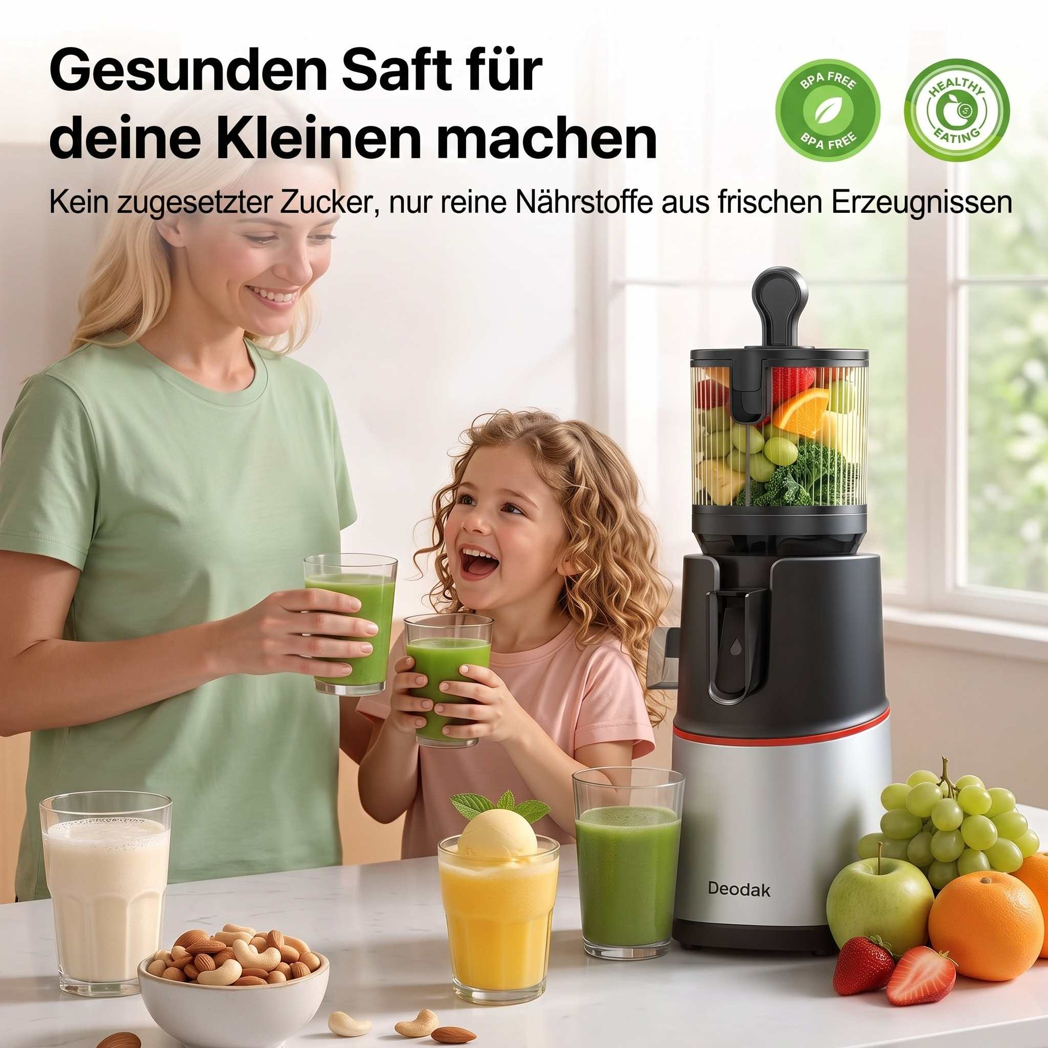 Mutter und Tochter machen grünen Saft mit einer Deodak-Saftpresse, umgeben von Obst und Nüssen.