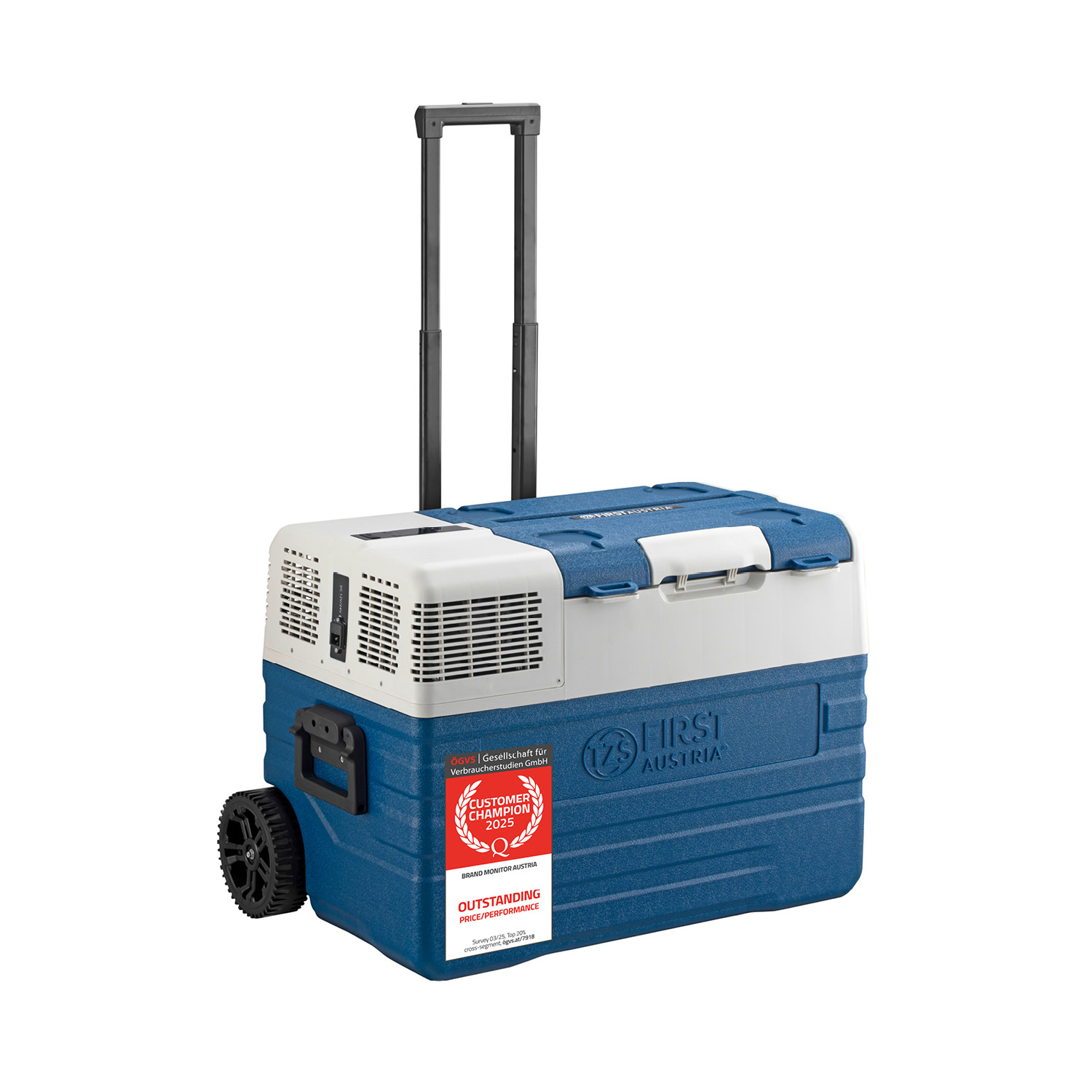 Blaue und weiße Kühlbox mit ausziehbarem Griff und Rollen vor weißem Hintergrund.
