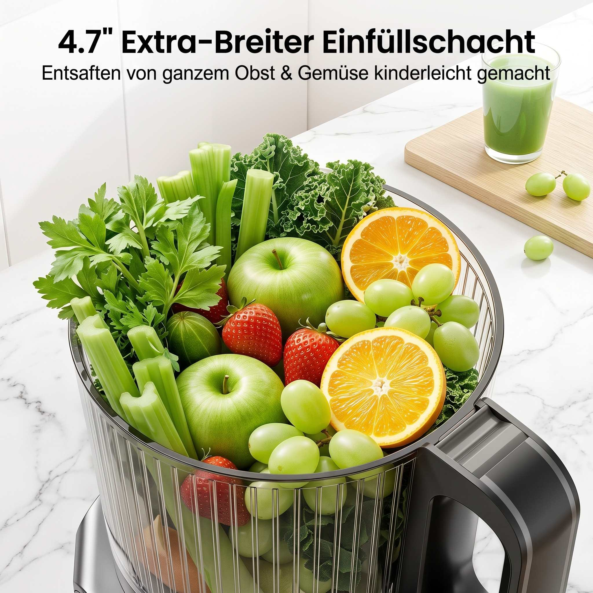 Ein durchsichtiger Entsafterbehälter gefüllt mit frischem Obst und Gemüse wie Äpfeln, Orangen, Erdbeeren, Weintrauben und Sellerie.