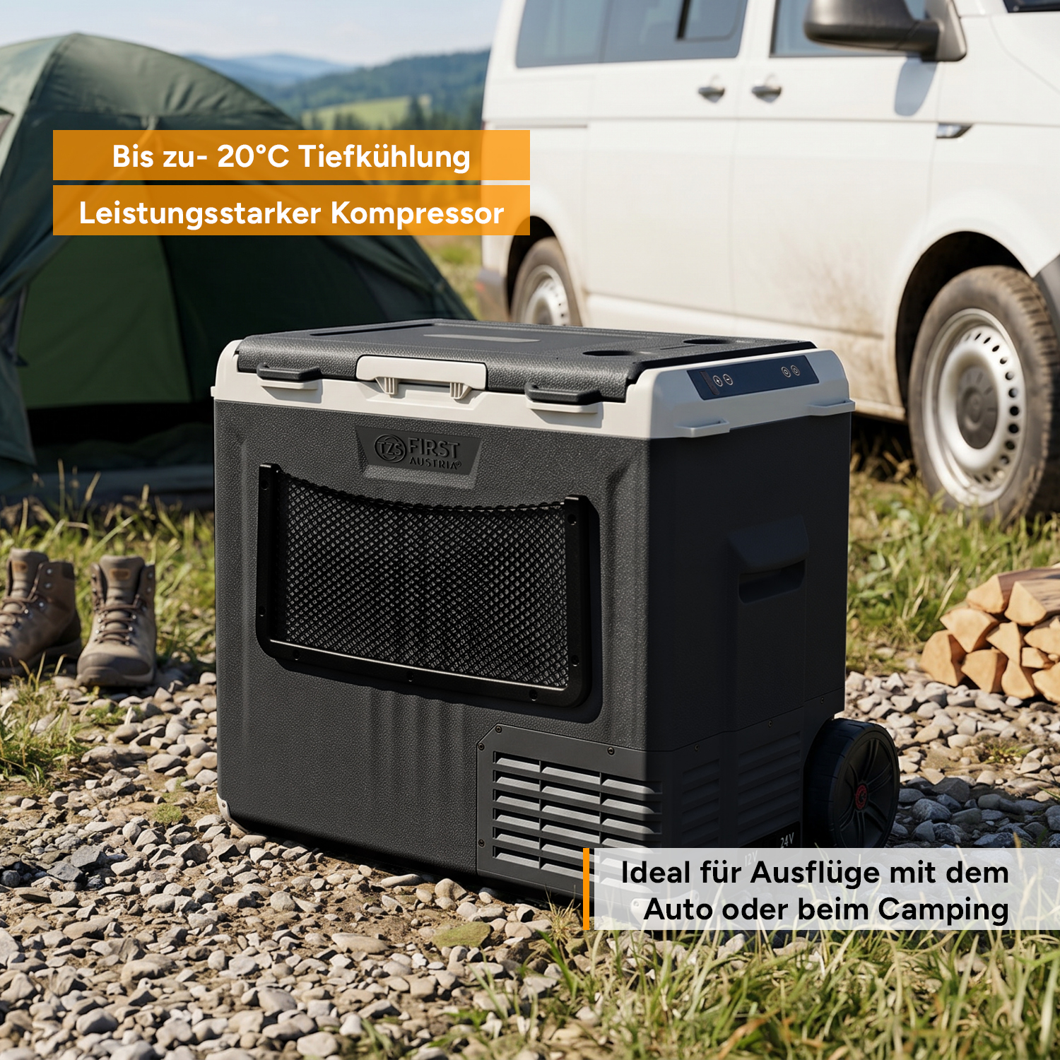 Eine schwarze und graue Kühlbox steht im Freien auf einem Campingplatz, im Hintergrund ein Auto und ein Zelt.