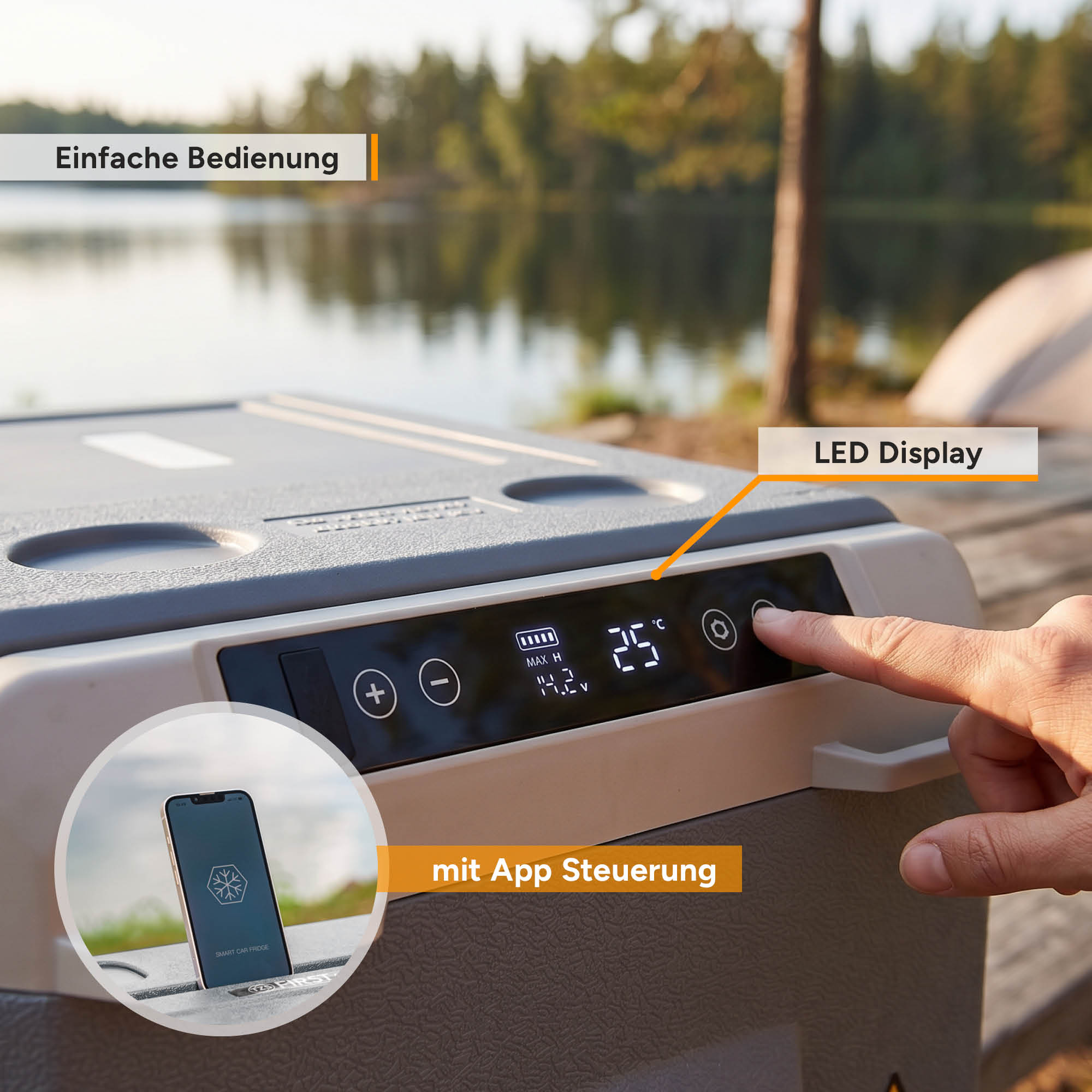 Hand bedient das LED-Display einer tragbaren Kühlbox am See mit App-Steuerung.