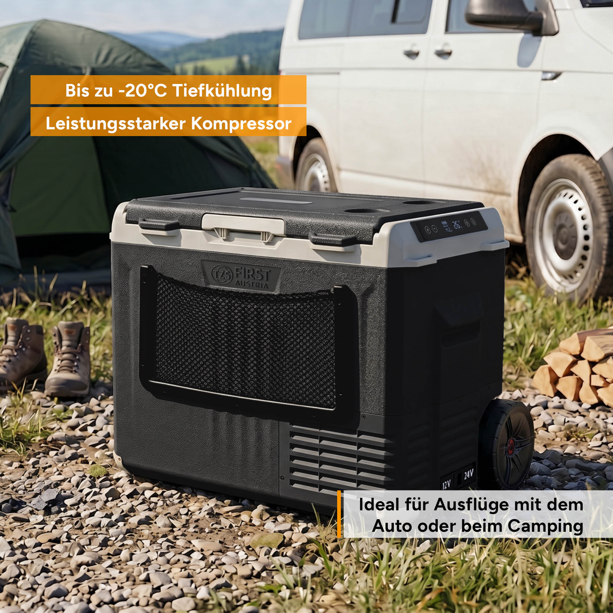 Eine tragbare Kompressor-Kühlbox steht im Freien auf einem Campingplatz mit Wohnmobil und Zelten.