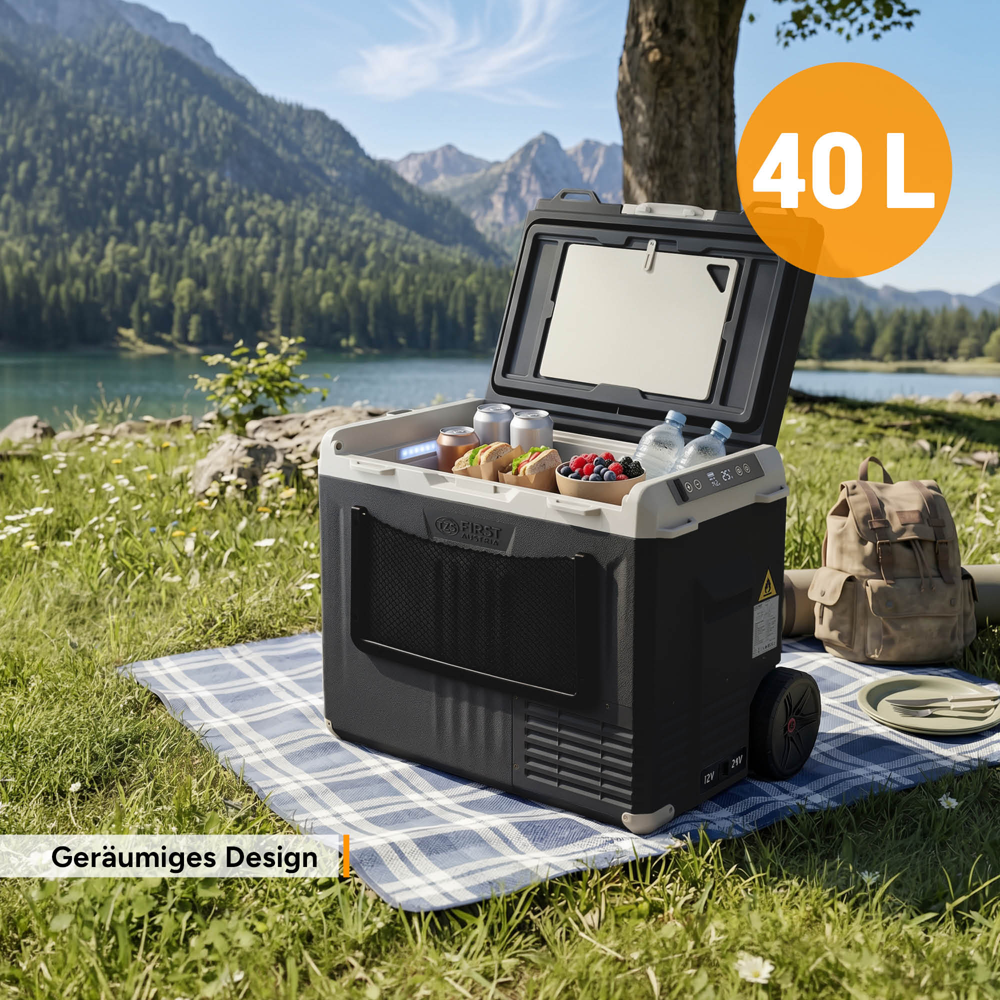 Eine offene Kühlbox auf einer Picknickdecke am See mit Bergen im Hintergrund.