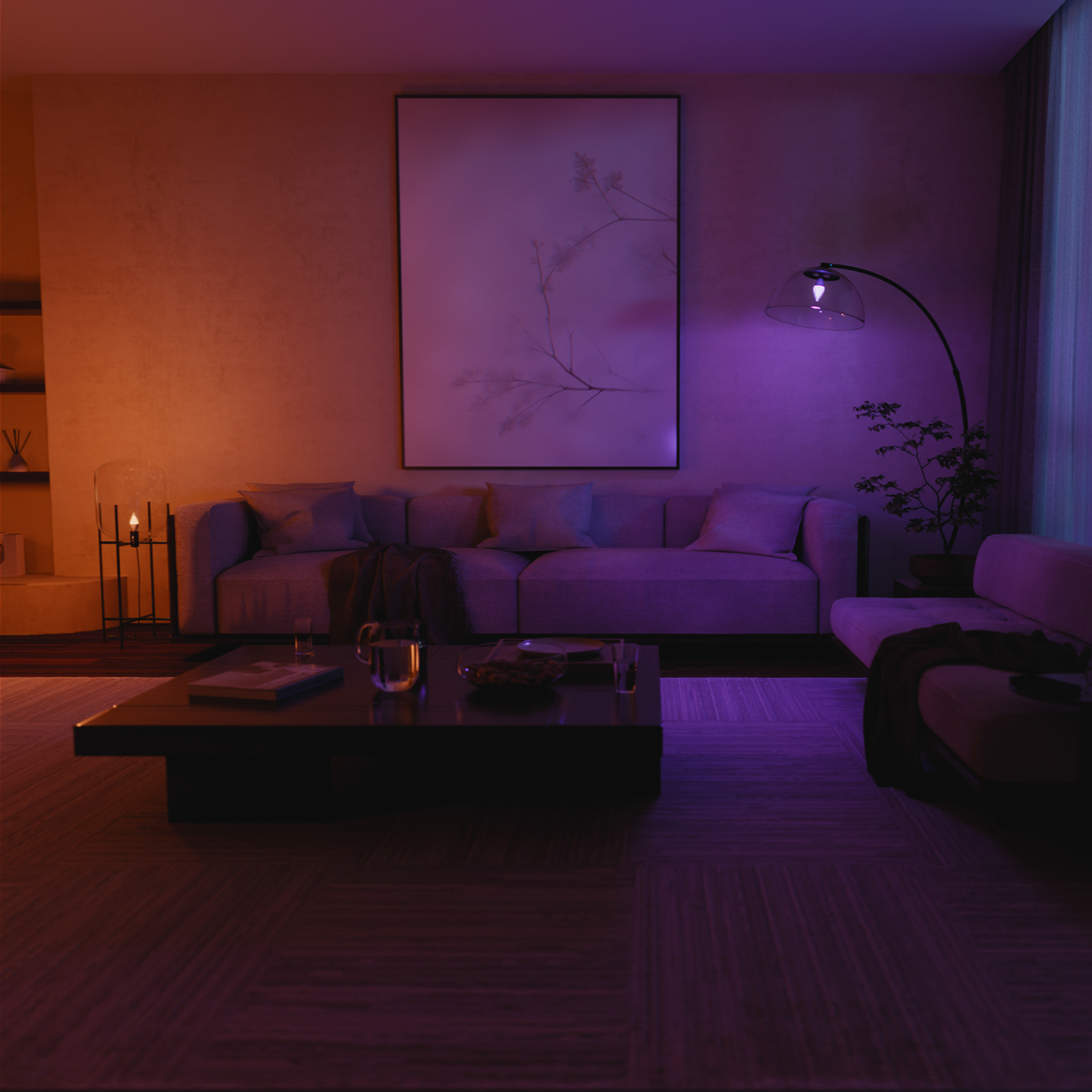 Gemütliches Wohnzimmer mit Sofa, Couchtisch, gerahmtem Bild und stimmungsvoller orange-lila Beleuchtung.
